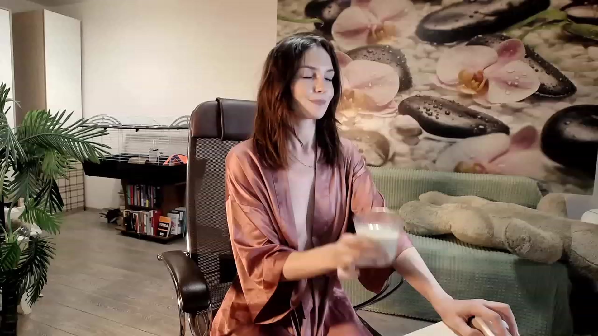 Gallery image thumbnail from HoneyIAmHome's myfreecams stream on, 10/29/2023, 08:32 image 4 of 20