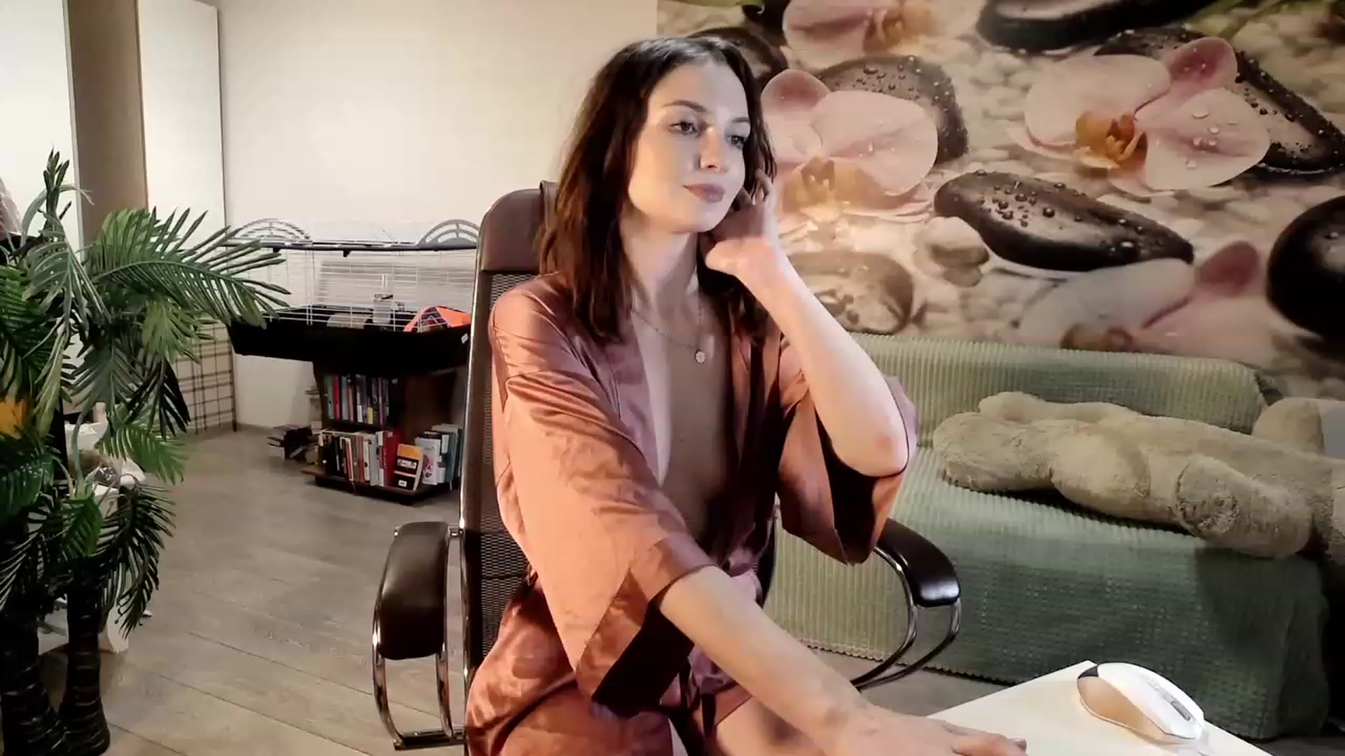 Gallery image thumbnail from HoneyIAmHome's myfreecams stream on, 10/29/2023, 08:32 image 10 of 20