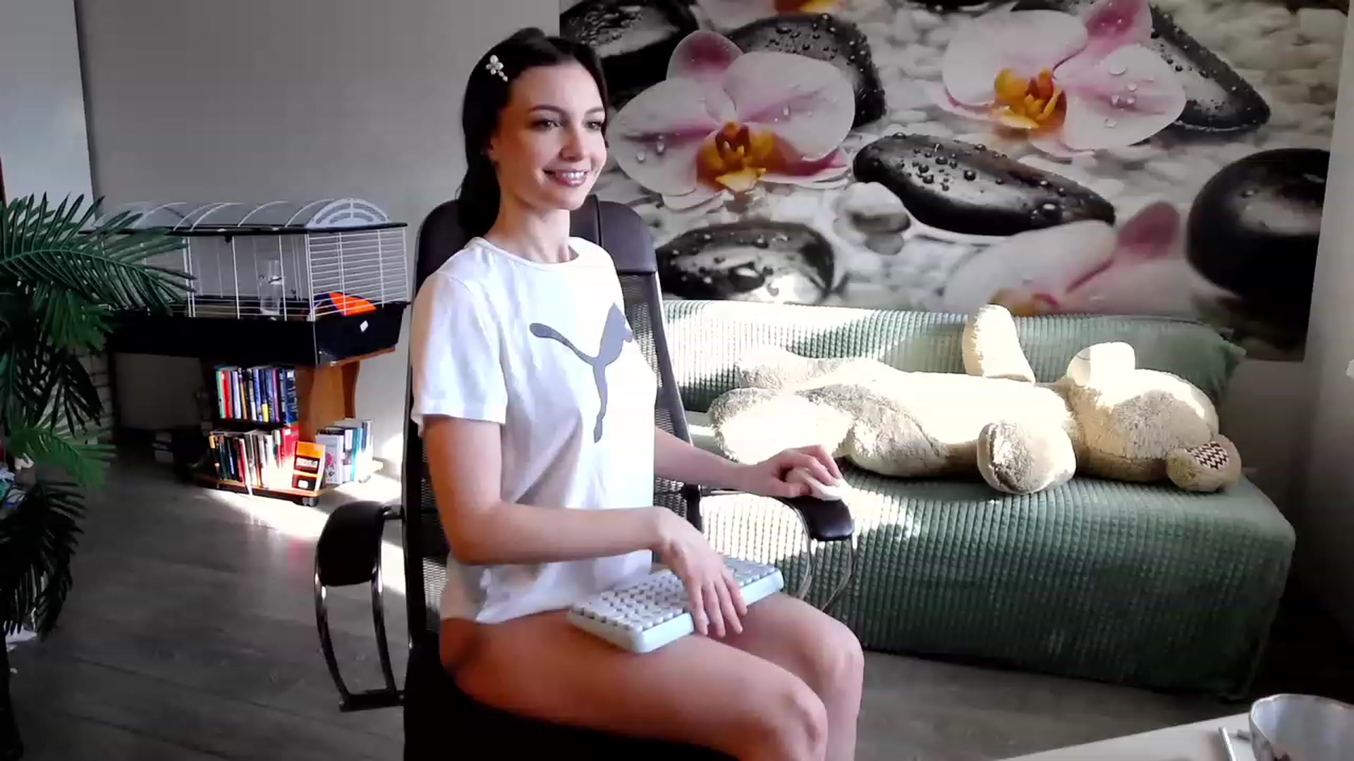 Gallery image thumbnail from HoneyIAmHome's myfreecams stream on, 11/05/2023, 04:53 image 10 of 20