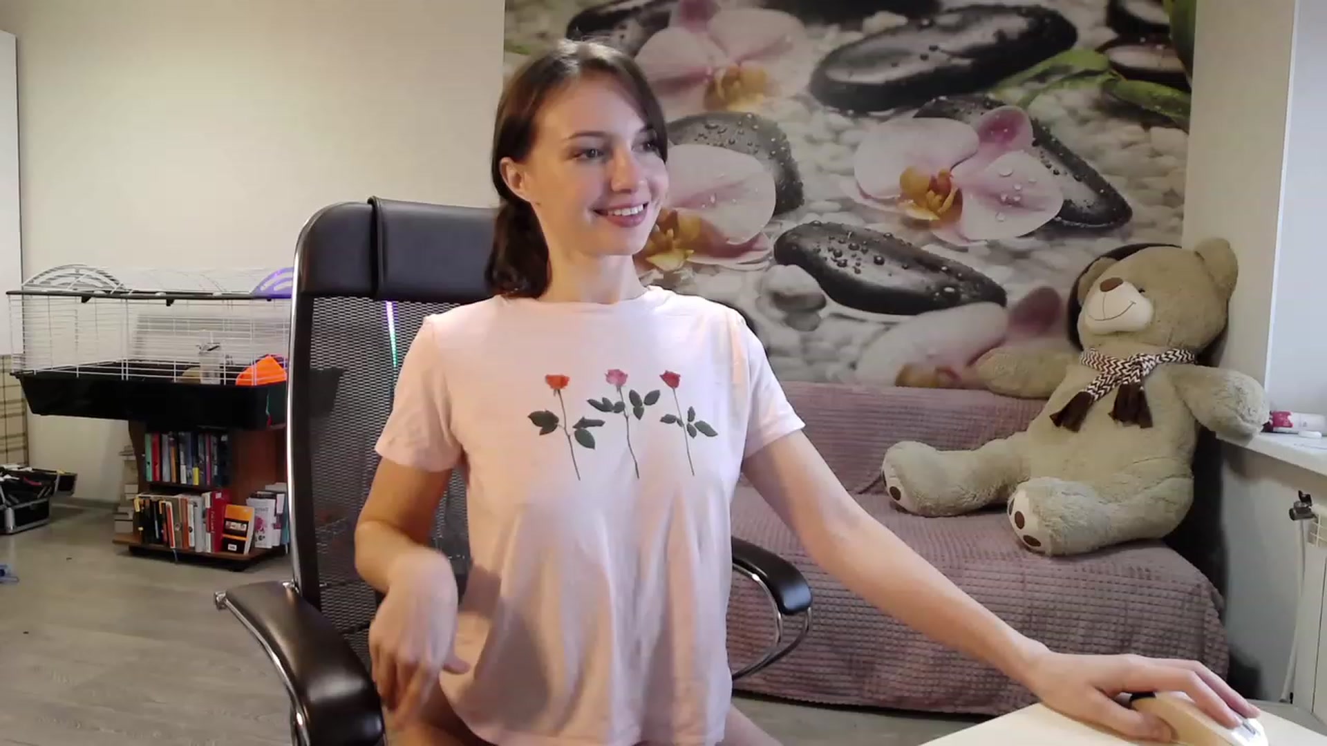 Gallery image thumbnail from HoneyIAmHome's myfreecams stream on, 11/19/2023, 06:14 image 11 of 20