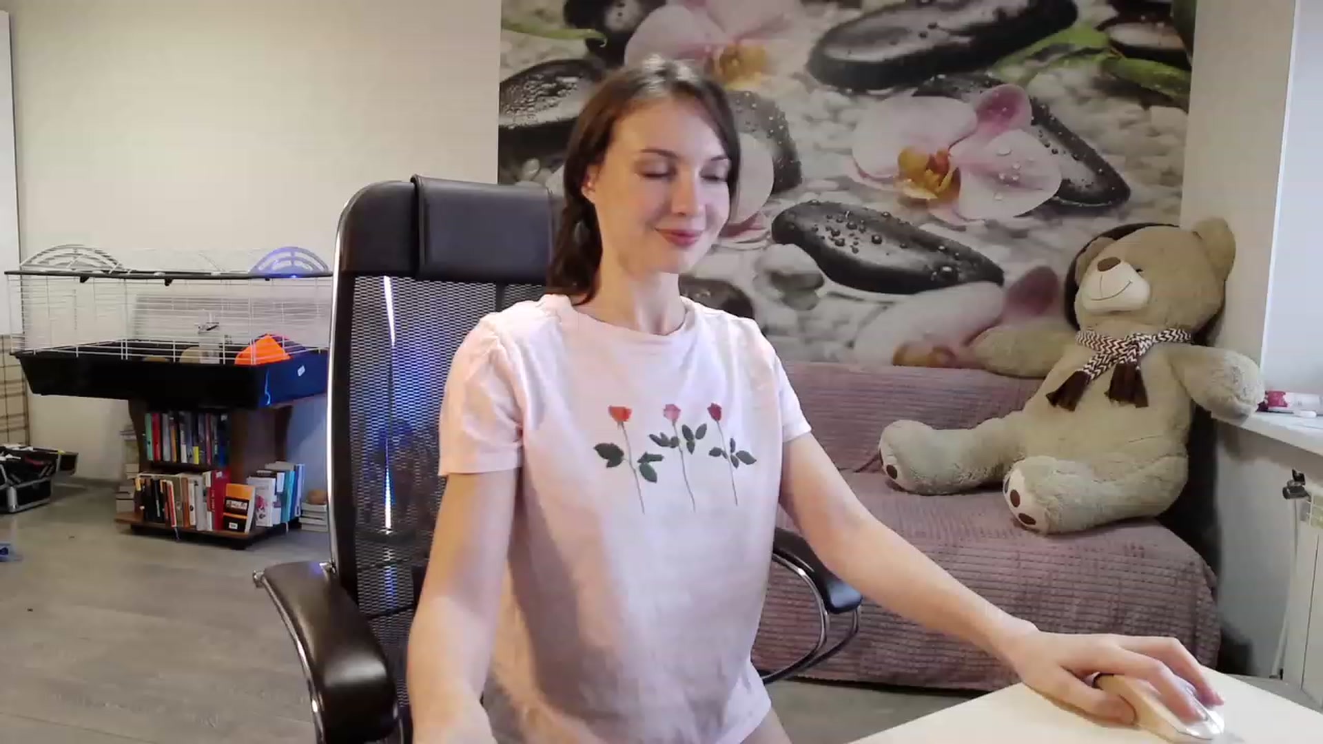 Gallery image thumbnail from HoneyIAmHome's myfreecams stream on, 11/19/2023, 06:14 image 9 of 20