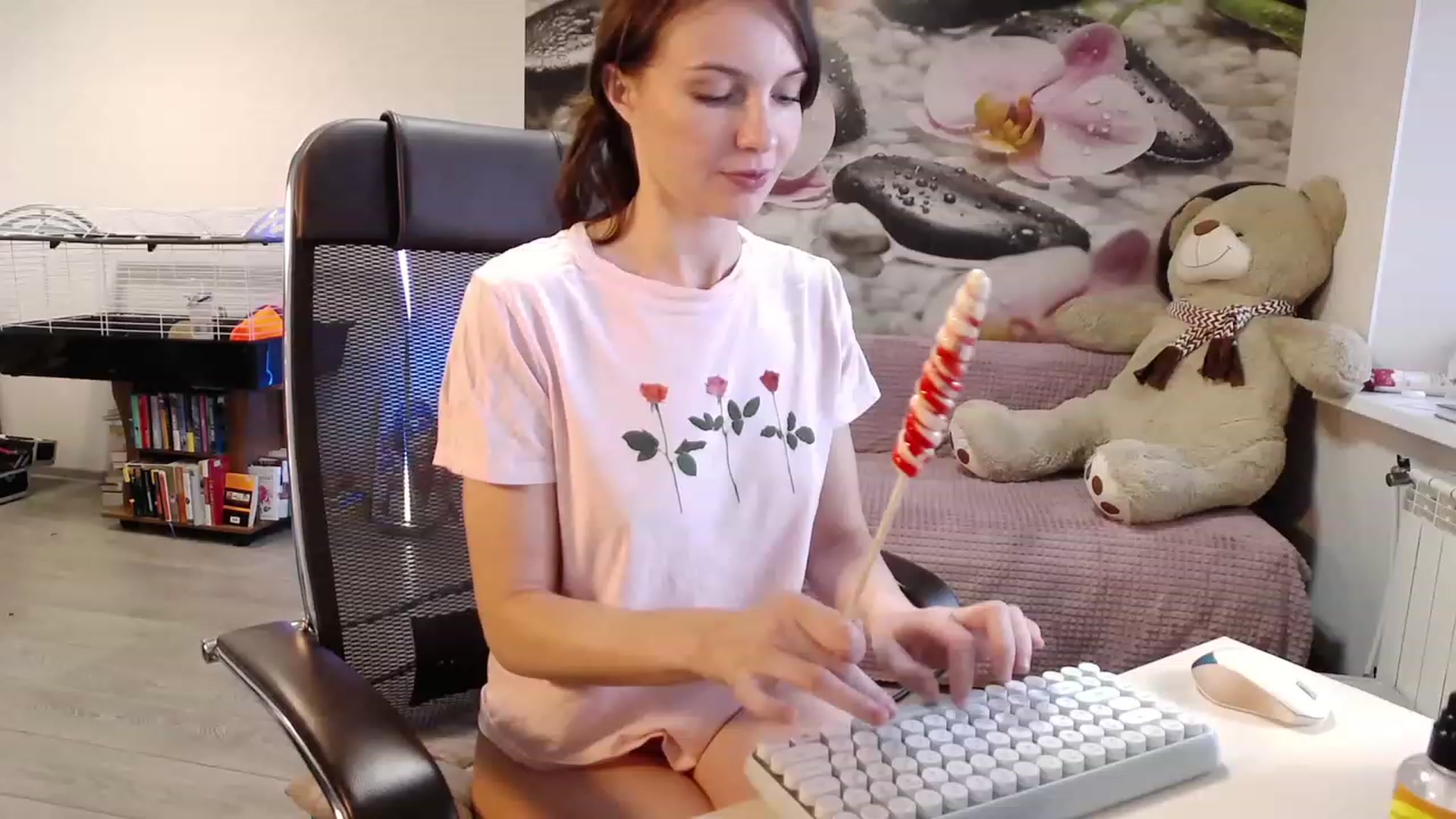 Gallery image thumbnail from HoneyIAmHome's myfreecams stream on, 11/19/2023, 06:14 image 18 of 20