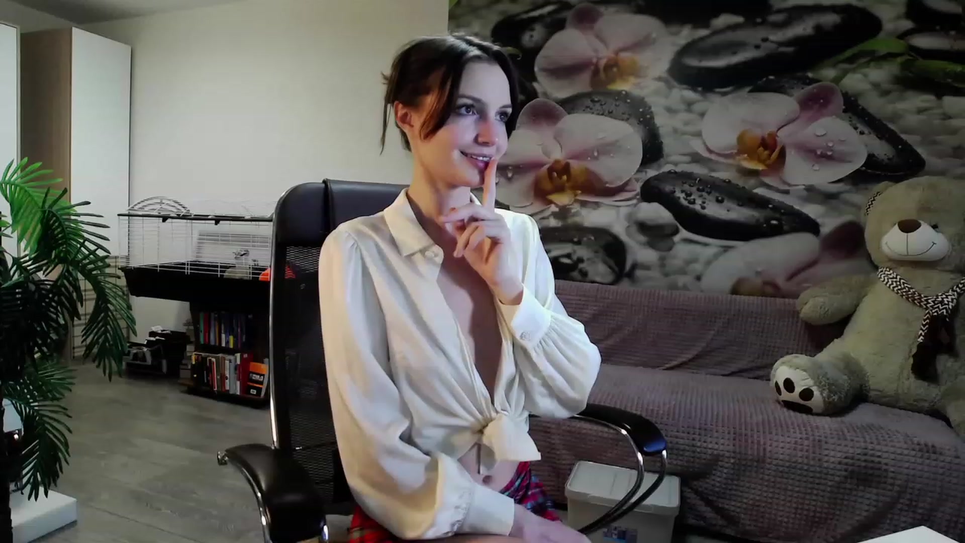 Gallery image thumbnail from HoneyIAmHome's myfreecams stream on, 11/20/2023, 07:50 image 18 of 20