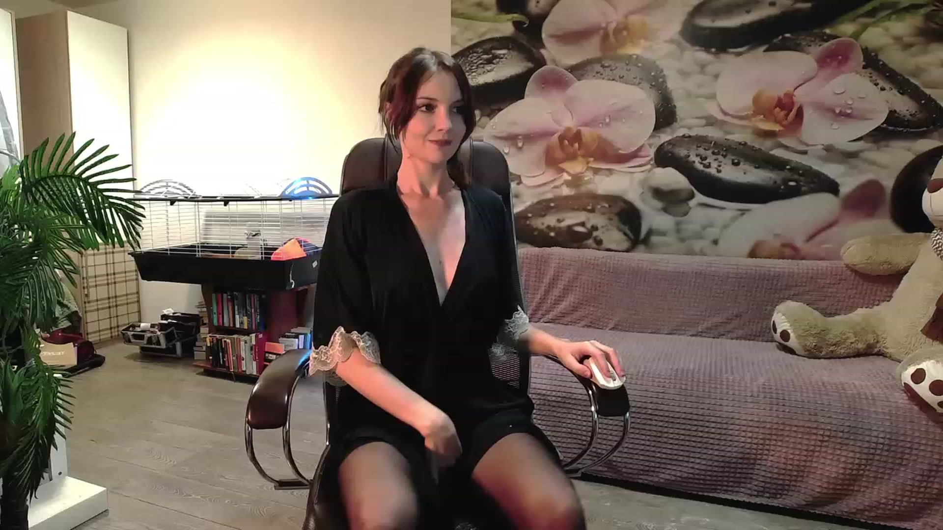 Gallery image thumbnail from HoneyIAmHome's myfreecams stream on, 11/22/2023, 08:24 image 14 of 20
