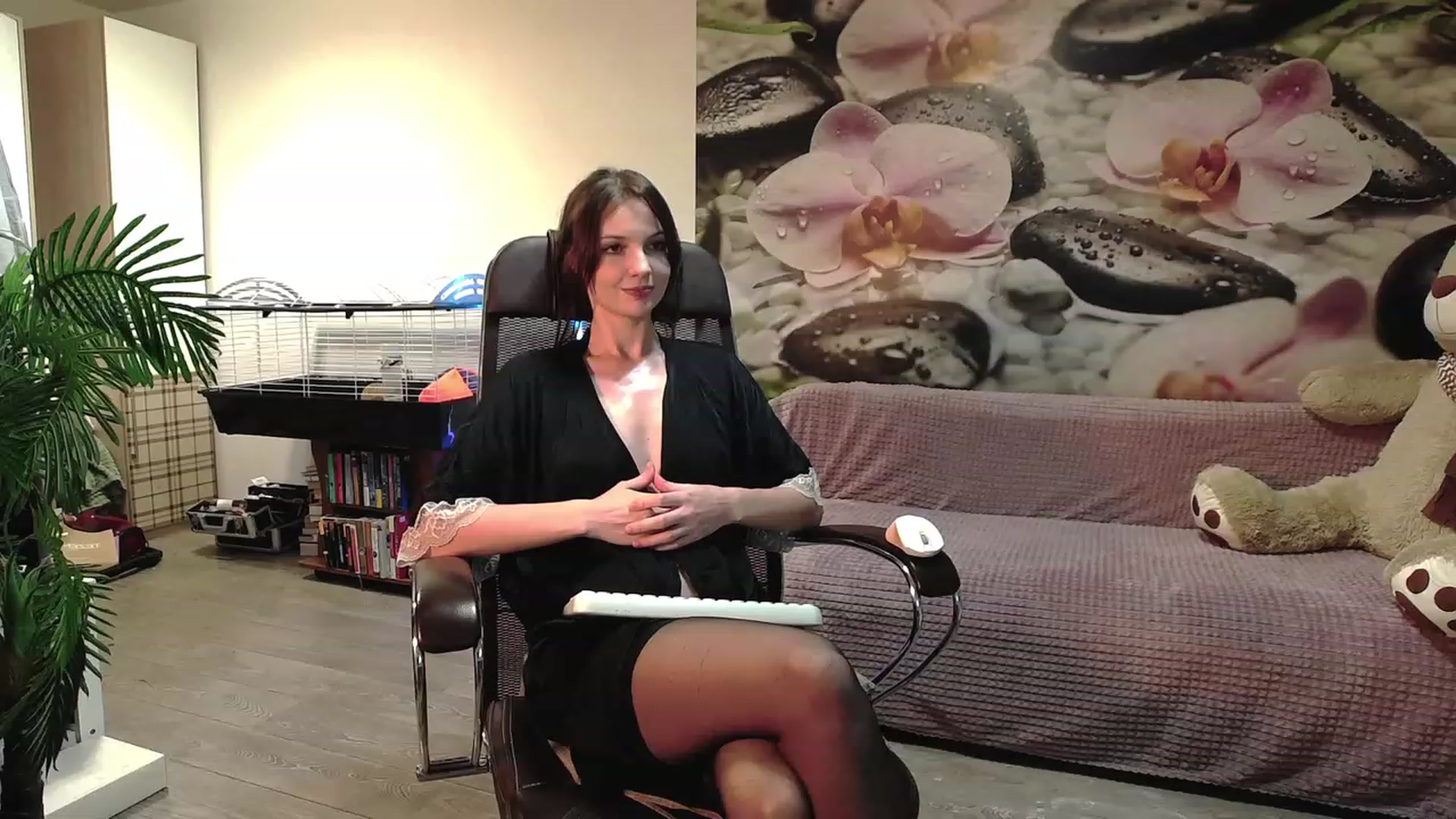 Gallery image thumbnail from HoneyIAmHome's myfreecams stream on, 11/22/2023, 08:24 image 15 of 20