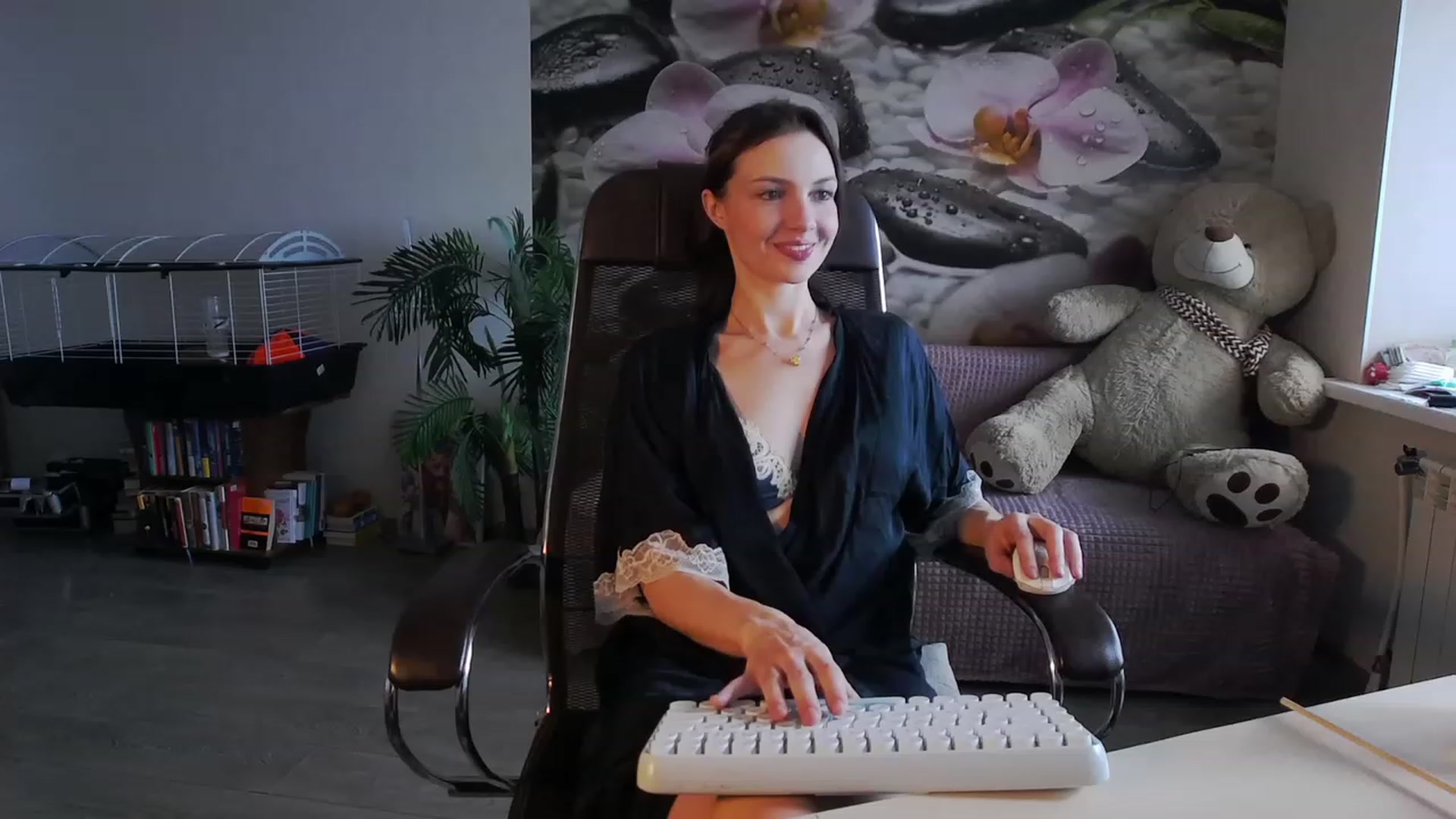 Gallery image thumbnail from HoneyIAmHome's myfreecams stream on, 11/23/2023, 07:47 image 1 of 20