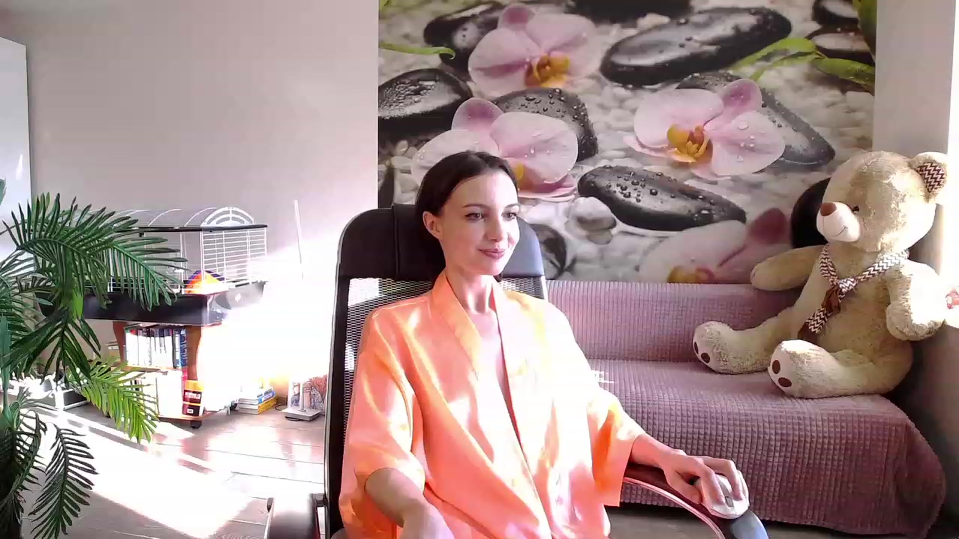 Gallery image thumbnail from HoneyIAmHome's myfreecams stream on, 11/25/2023, 06:19 image 1 of 20