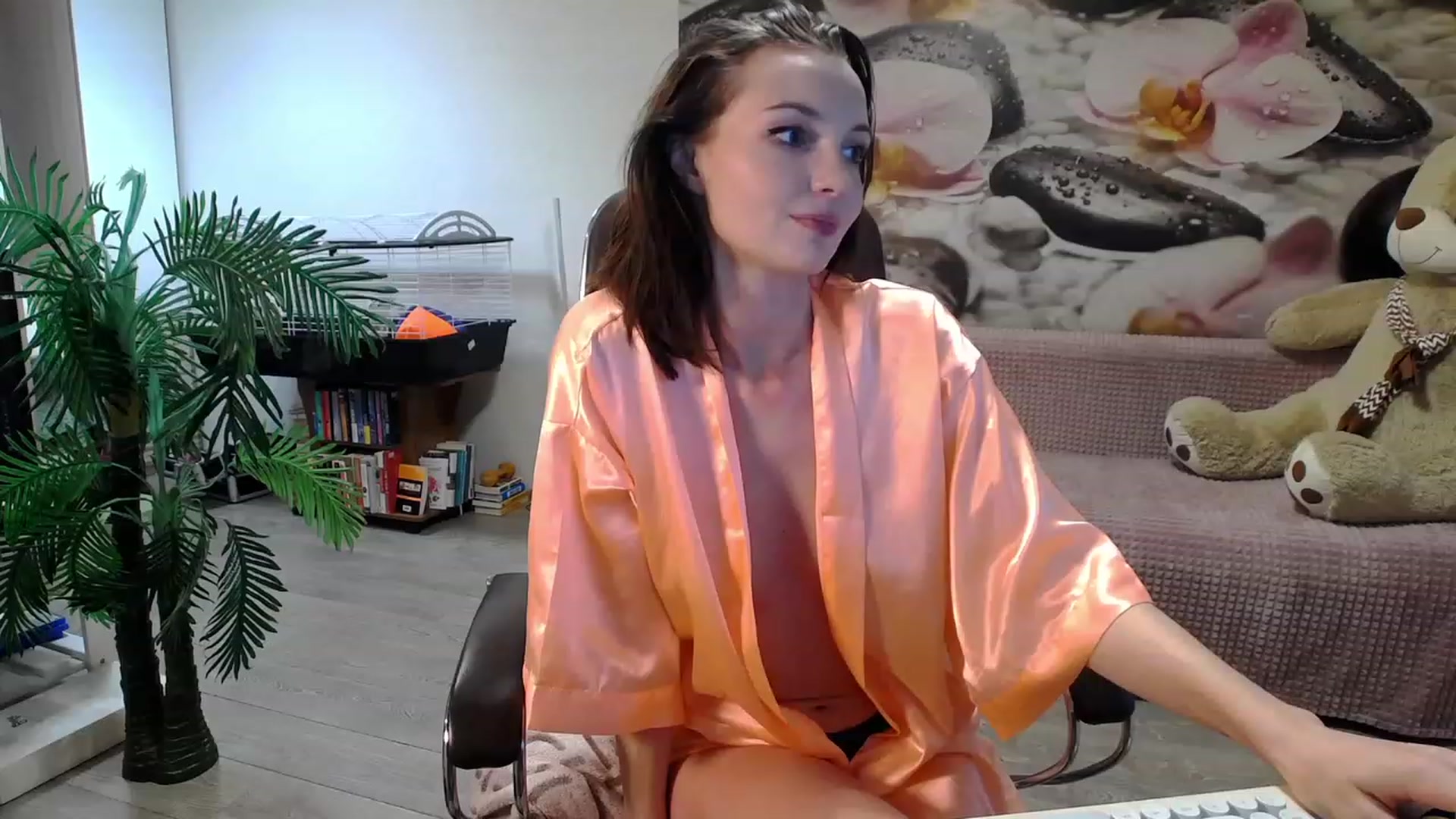 Gallery image thumbnail from HoneyIAmHome's myfreecams stream on, 11/25/2023, 07:40 image 17 of 20