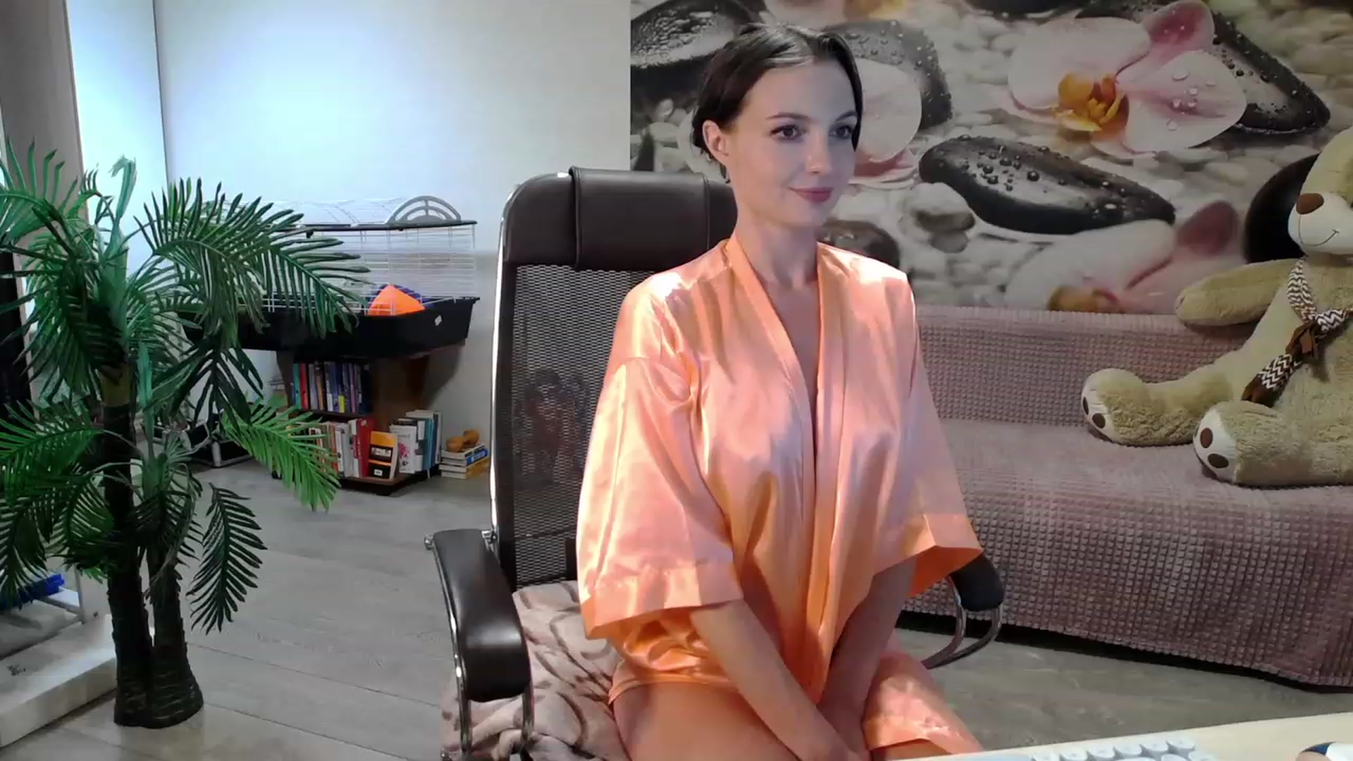 Gallery image thumbnail from HoneyIAmHome's myfreecams stream on, 11/25/2023, 07:40 image 16 of 20