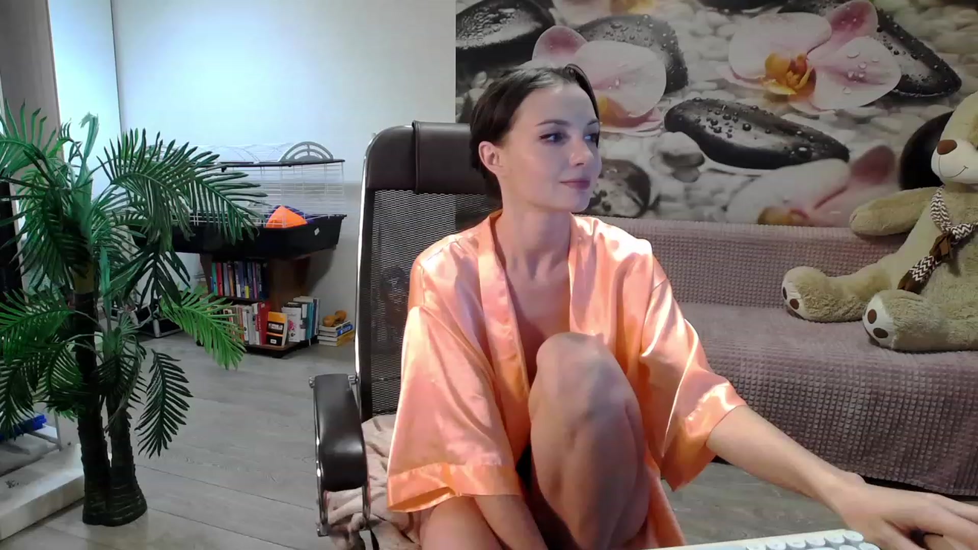 Gallery image thumbnail from HoneyIAmHome's myfreecams stream on, 11/25/2023, 07:40 image 15 of 20
