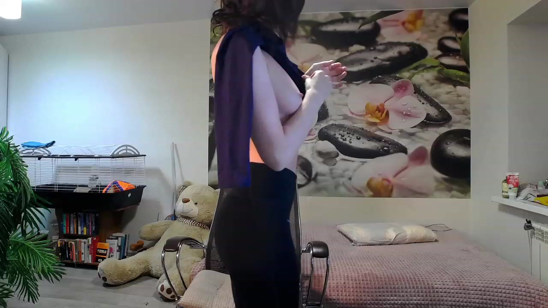 Gallery image thumbnail from HoneyIAmHome's myfreecams stream on, 11/29/2023, 14:00 image 10 of 20