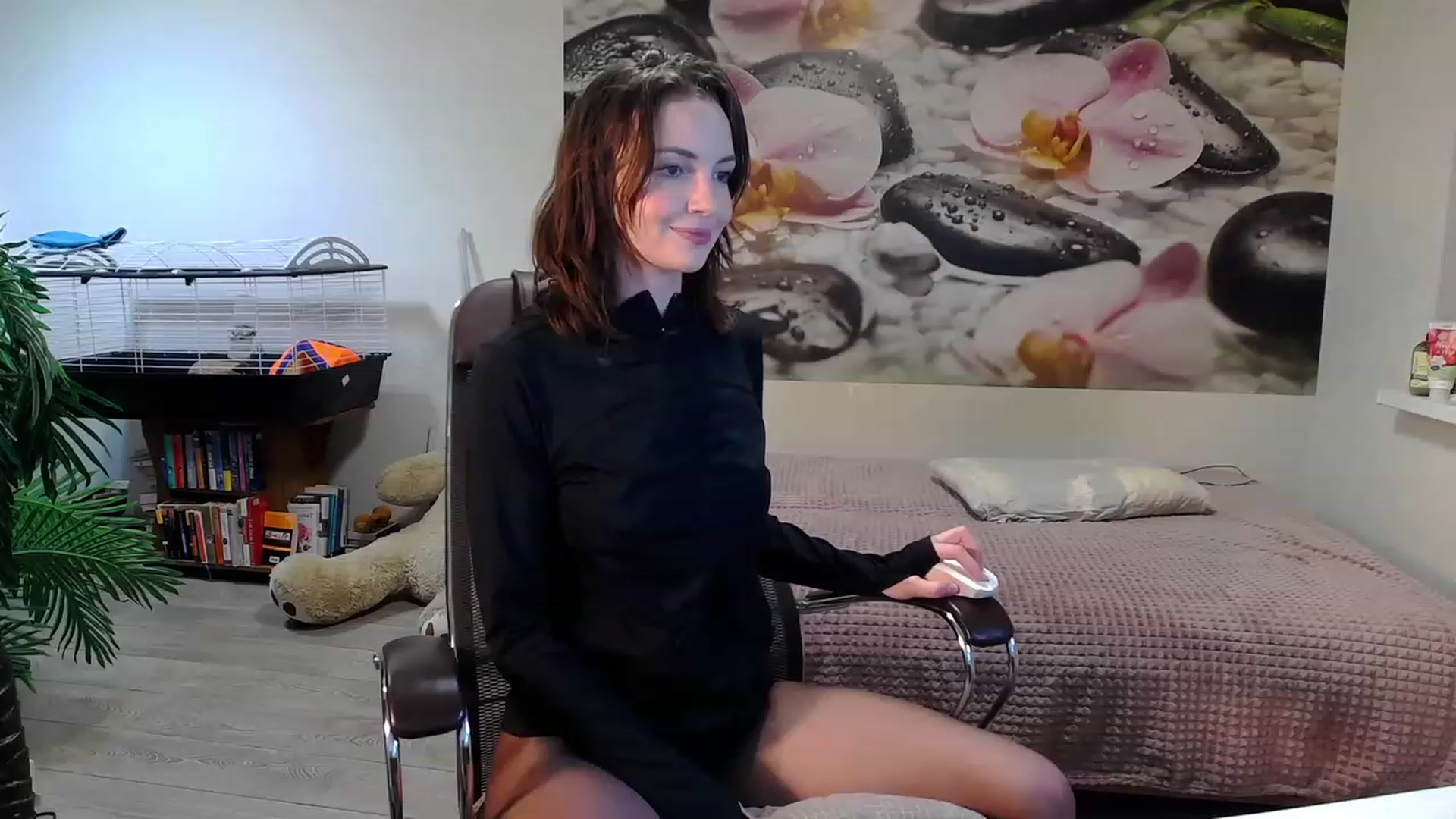Gallery image thumbnail from HoneyIAmHome's myfreecams stream on, 11/29/2023, 14:00 image 17 of 20