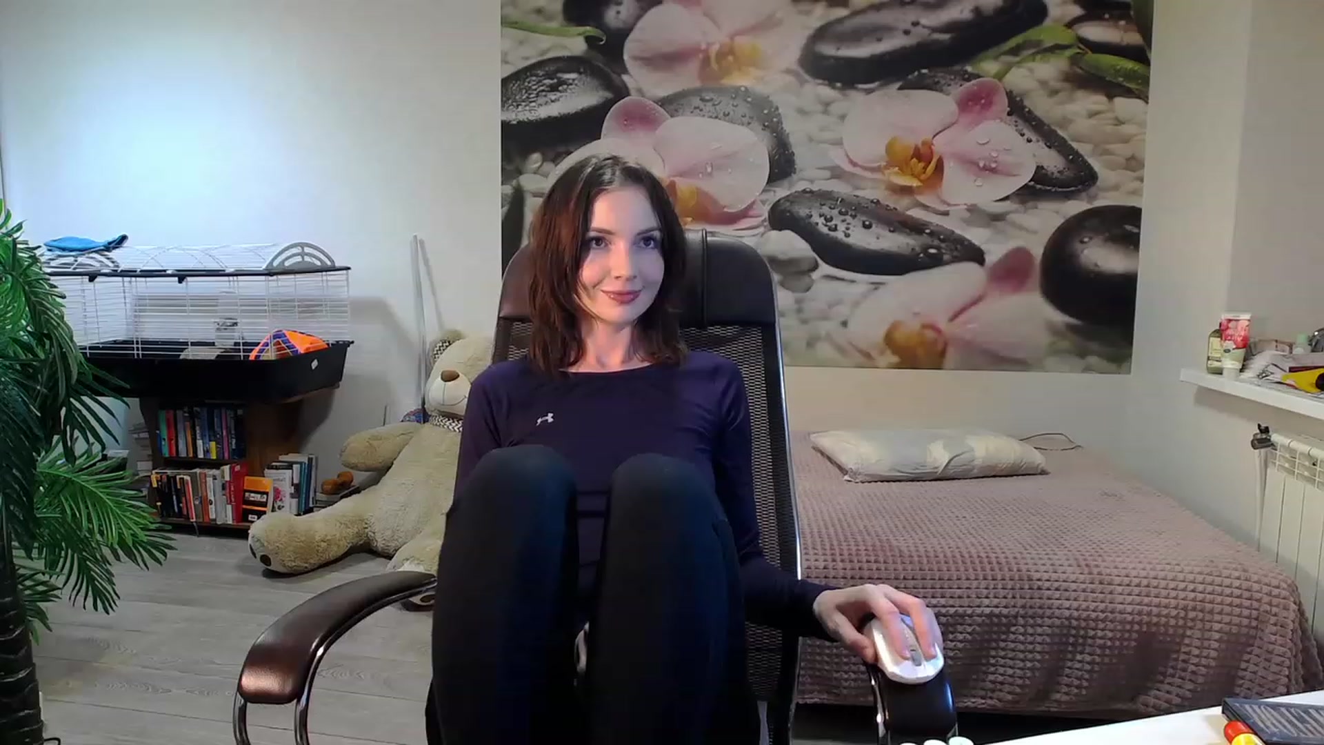 Gallery image thumbnail from HoneyIAmHome's myfreecams stream on, 11/29/2023, 14:00 image 4 of 20