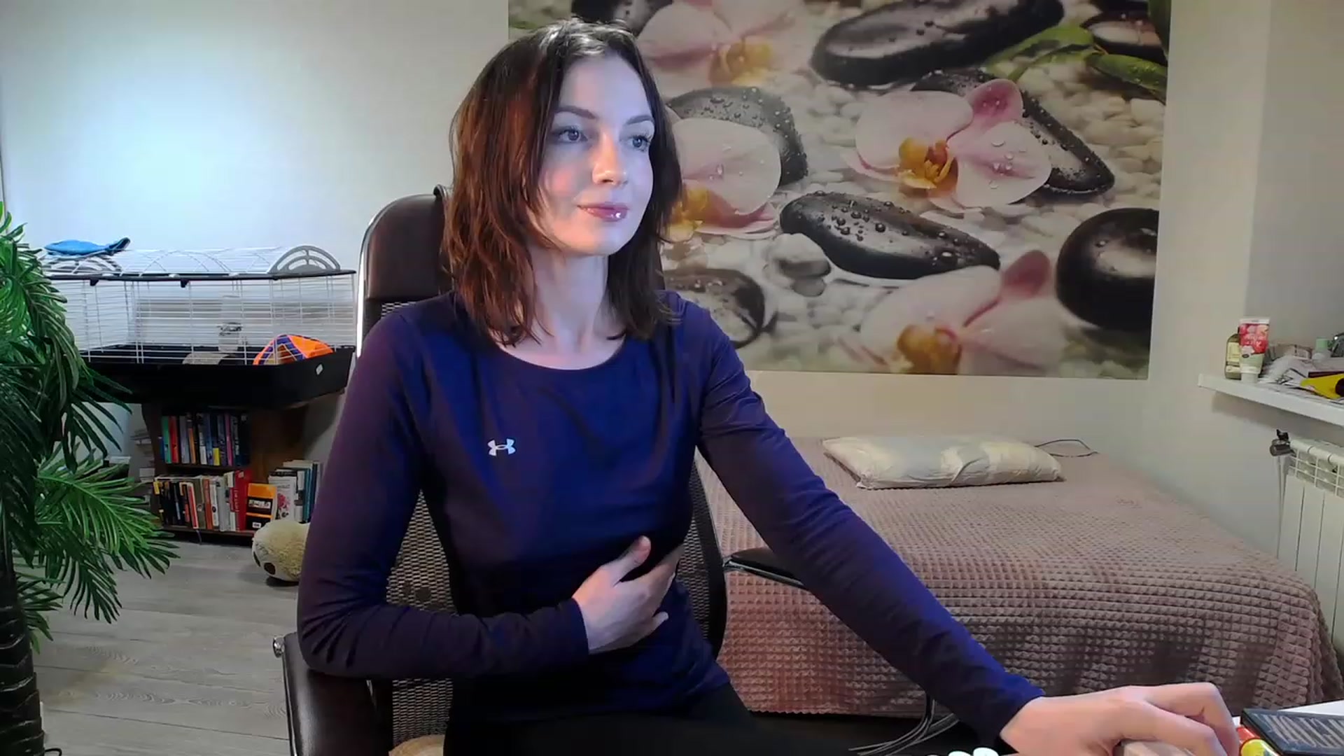 Gallery image thumbnail from HoneyIAmHome's myfreecams stream on, 11/29/2023, 14:00 image 3 of 20