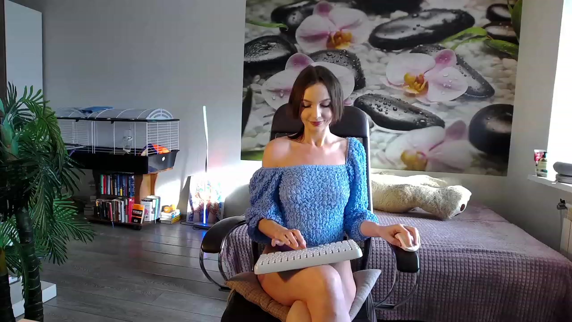 Gallery image thumbnail from HoneyIAmHome's myfreecams stream on, 12/02/2023, 04:32 image 9 of 20