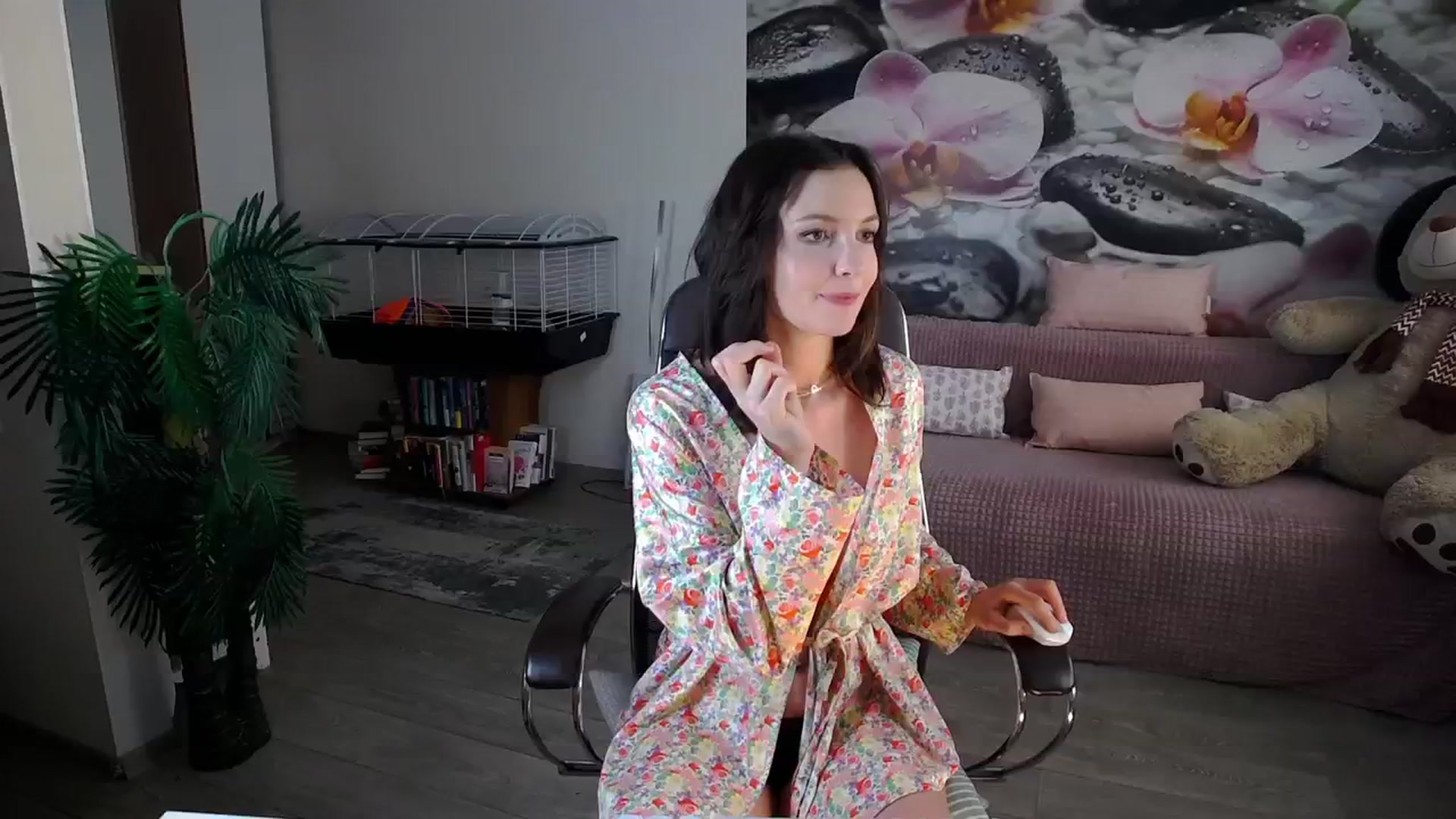 Gallery image thumbnail from HoneyIAmHome's myfreecams stream on, 02/05/2024, 08:04 image 14 of 20
