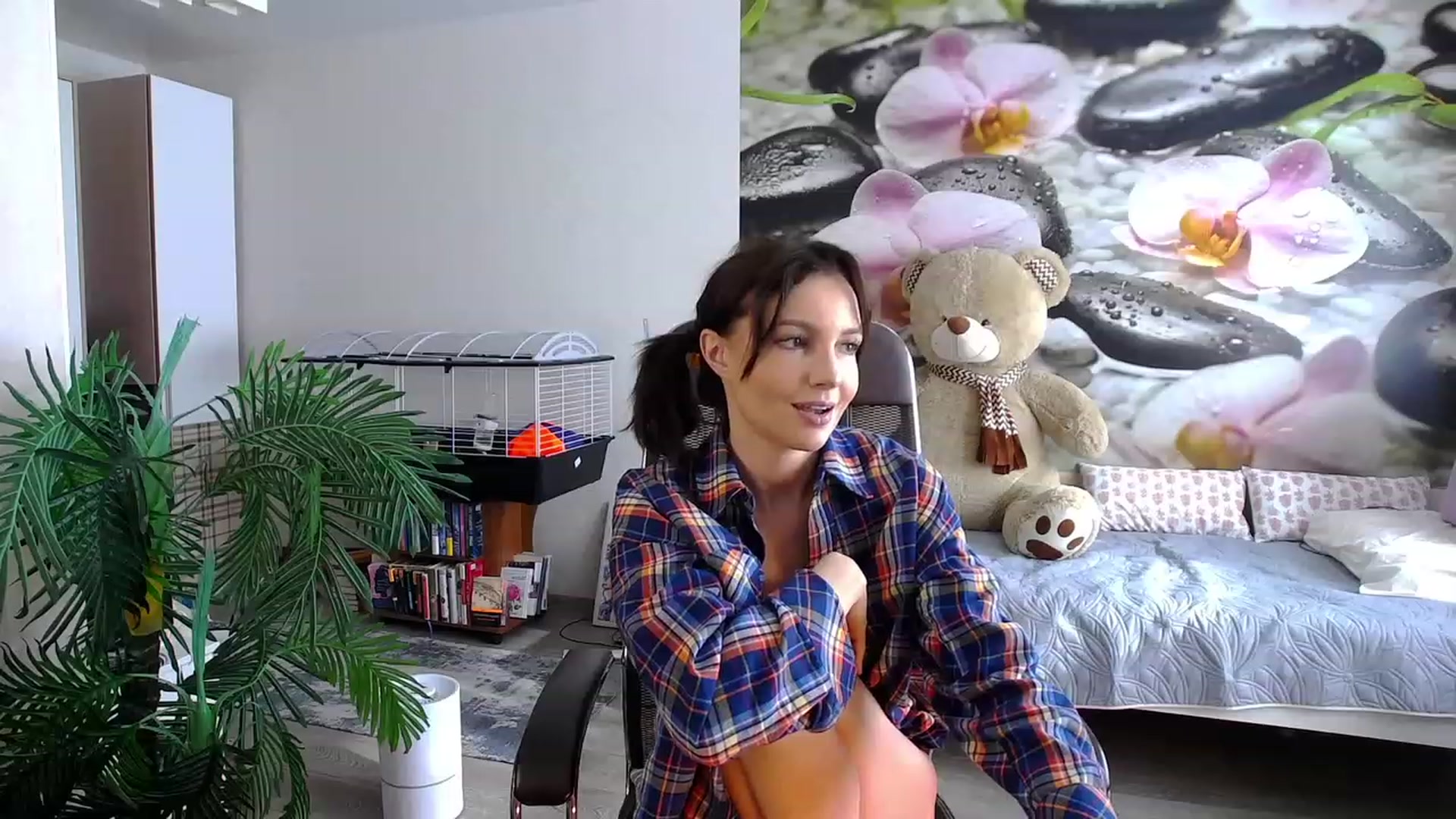 Gallery image thumbnail from HoneyIAmHome's myfreecams stream on, 02/22/2024, 05:52 image 13 of 20