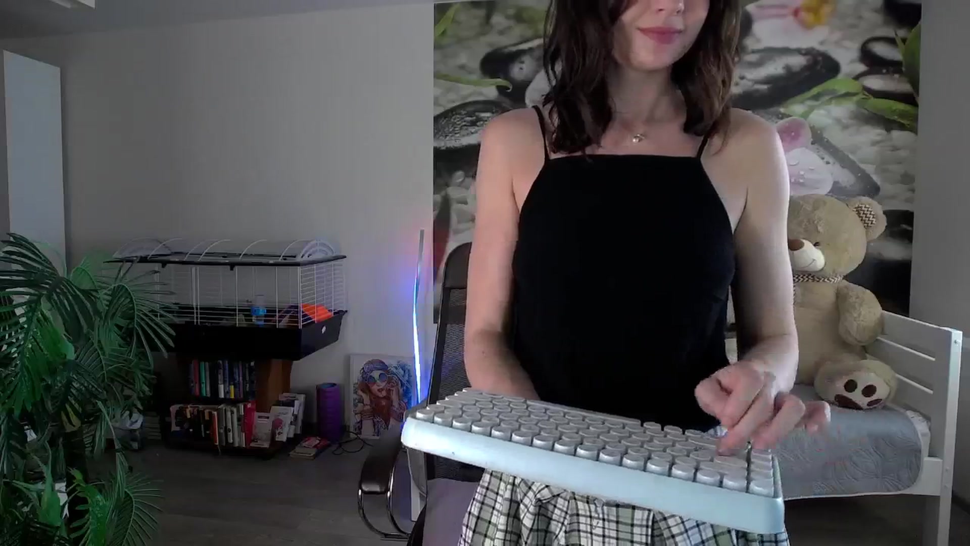 Gallery image thumbnail from HoneyIAmHome's myfreecams stream on, 04/20/2024, 09:11 image 18 of 20