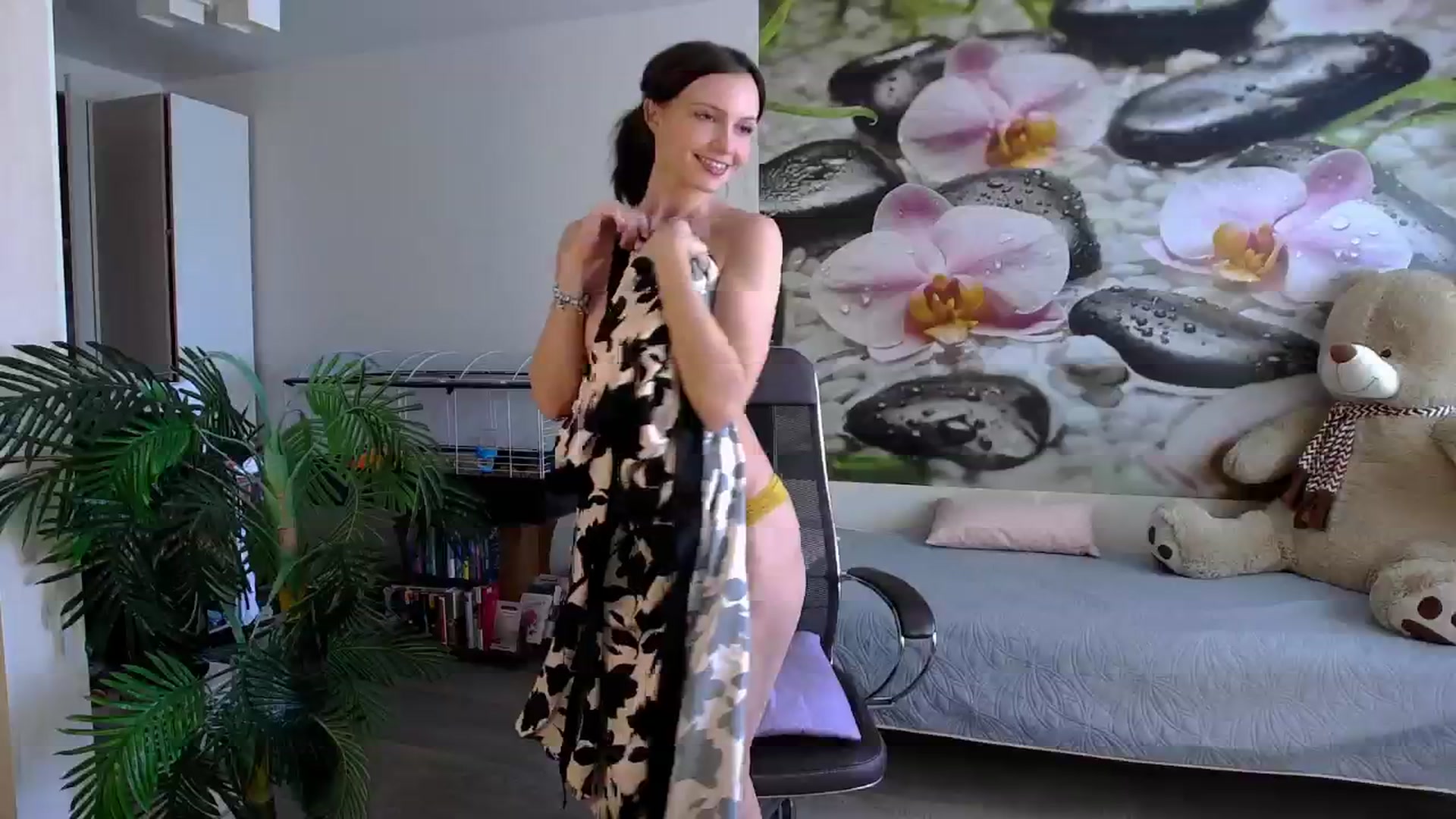 Gallery image thumbnail from HoneyIAmHome's myfreecams stream on, 04/29/2024, 06:10 image 3 of 20
