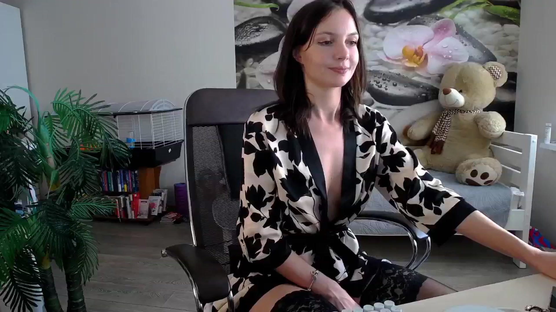 Gallery image thumbnail from HoneyIAmHome's myfreecams stream on, 04/29/2024, 08:06 image 4 of 20