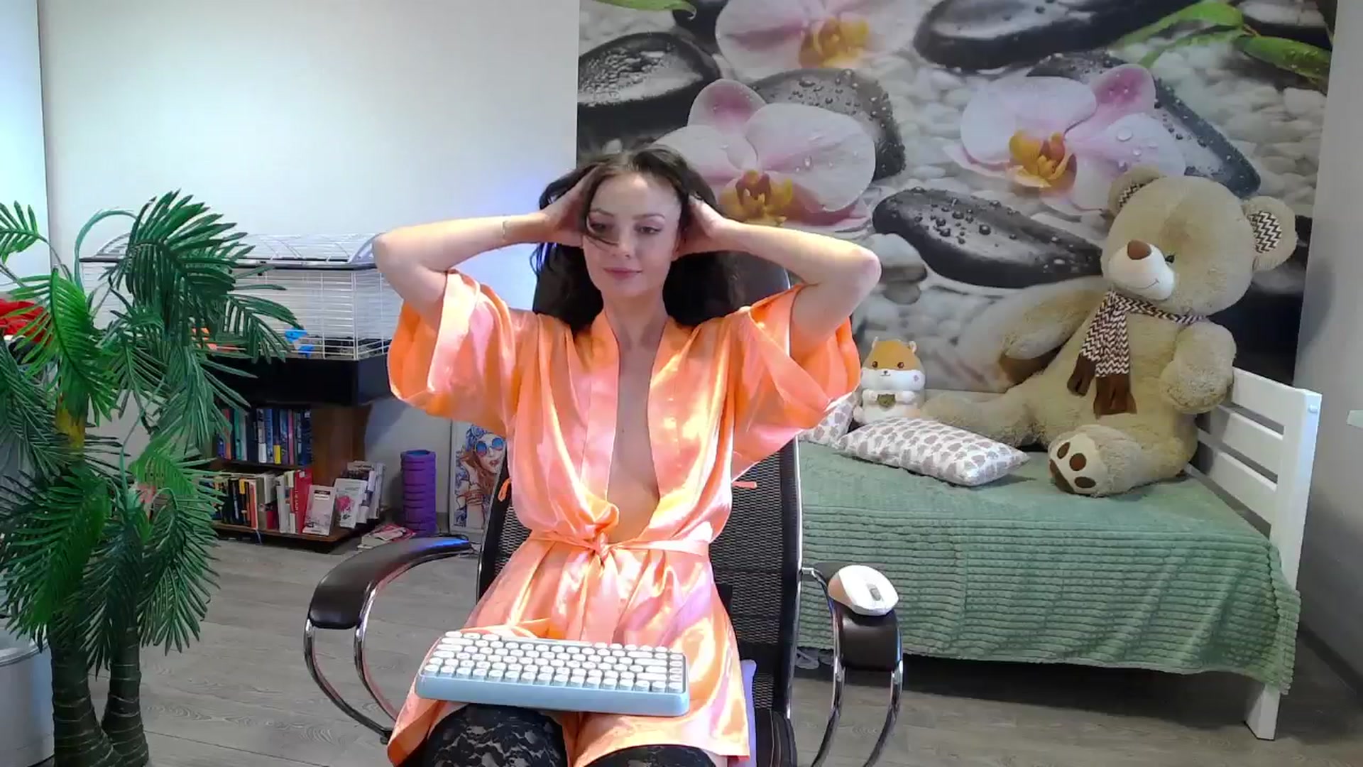 Gallery image thumbnail from HoneyIAmHome's myfreecams stream on, 05/05/2024, 09:05 image 2 of 20