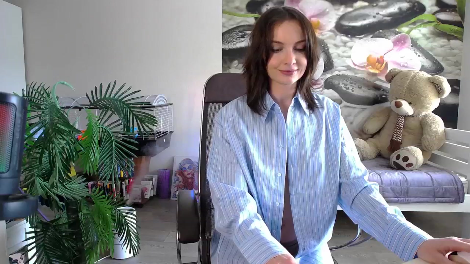 Gallery image thumbnail from HoneyIAmHome's myfreecams stream on, 05/19/2024, 08:39 image 10 of 20