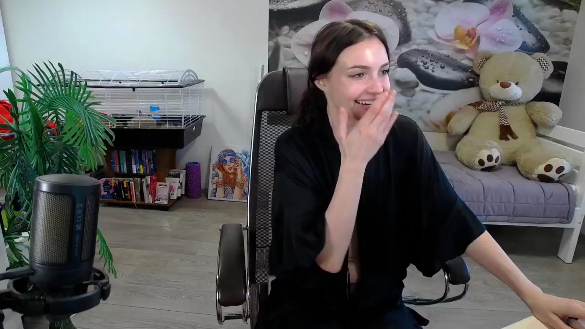 Gallery image thumbnail from HoneyIAmHome's myfreecams stream on, 05/29/2024, 09:12 image 13 of 20