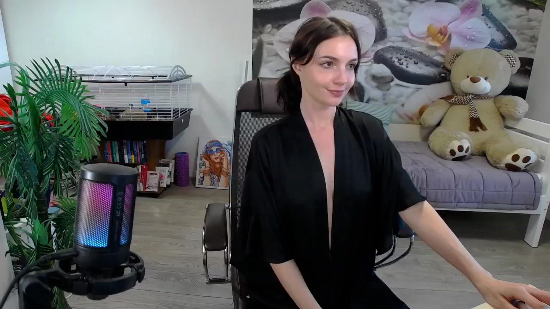 Gallery image thumbnail from HoneyIAmHome's myfreecams stream on, 05/29/2024, 09:12 image 5 of 20