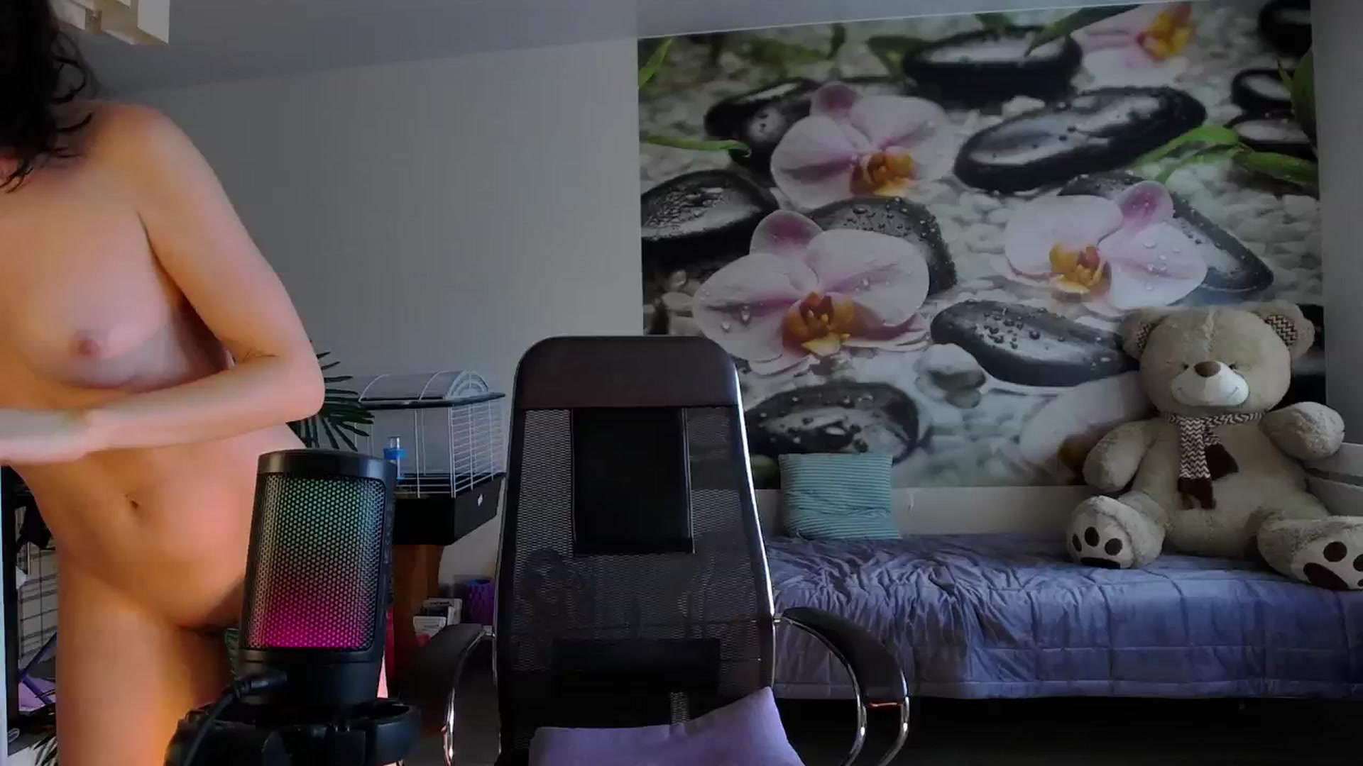 Gallery image thumbnail from HoneyIAmHome's myfreecams stream on, 06/13/2024, 08:56 image 7 of 20
