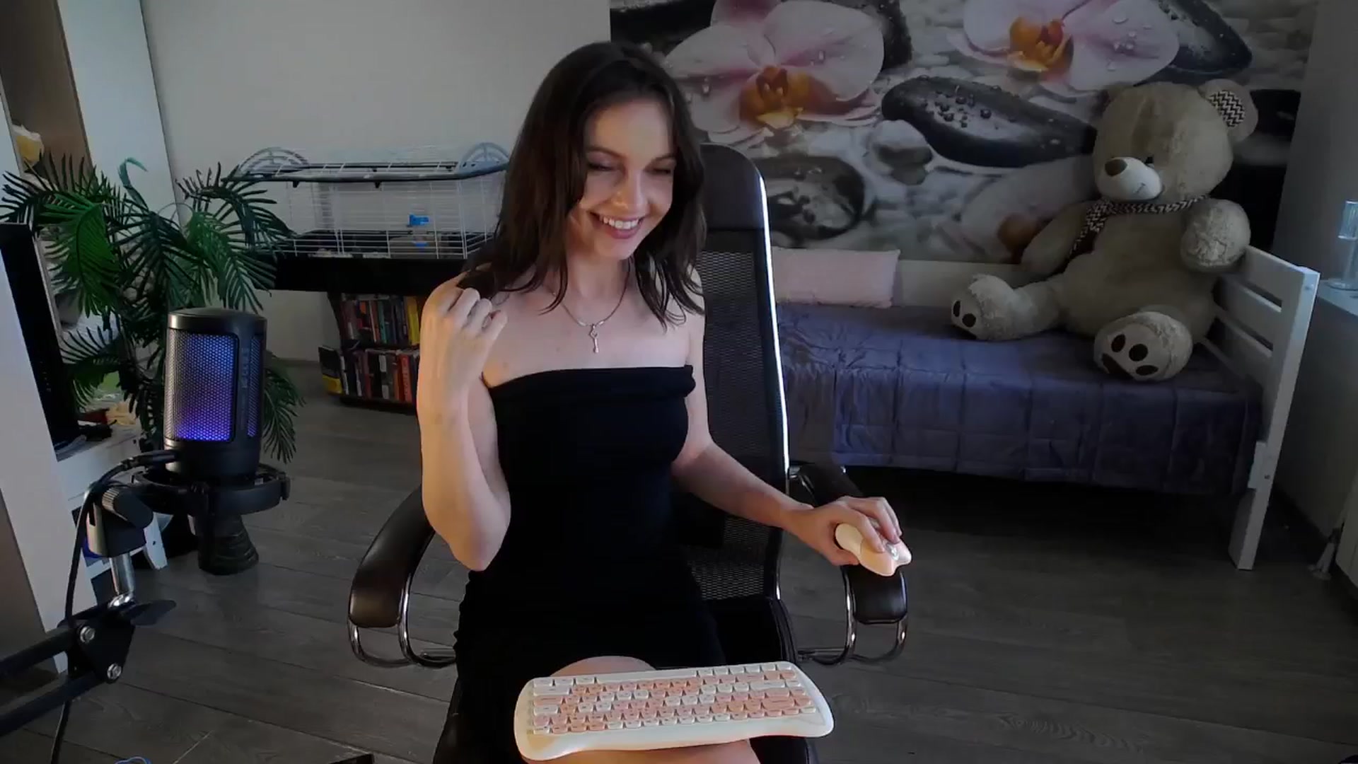 Gallery image thumbnail from HoneyIAmHome's myfreecams stream on, 07/06/2024, 09:31 image 15 of 20