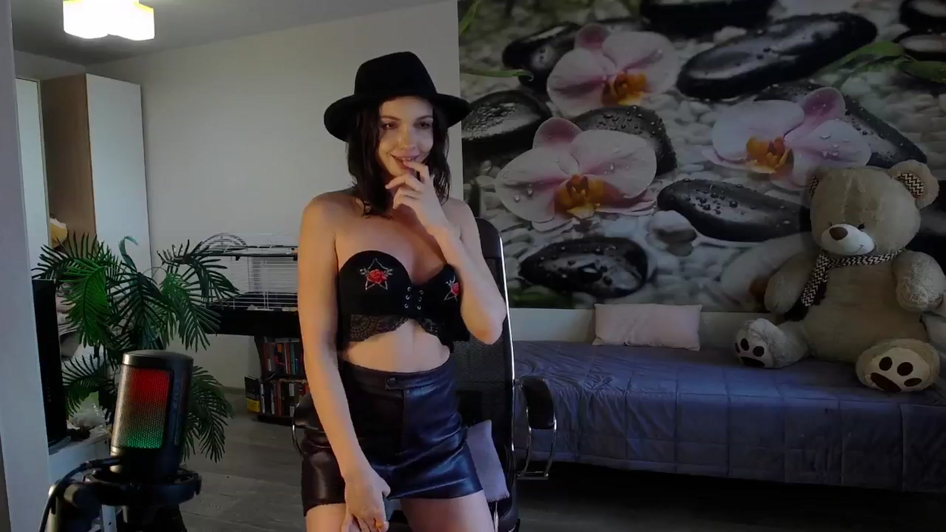 Gallery image thumbnail from HoneyIAmHome's myfreecams stream on, 07/07/2024, 09:12 image 20 of 20