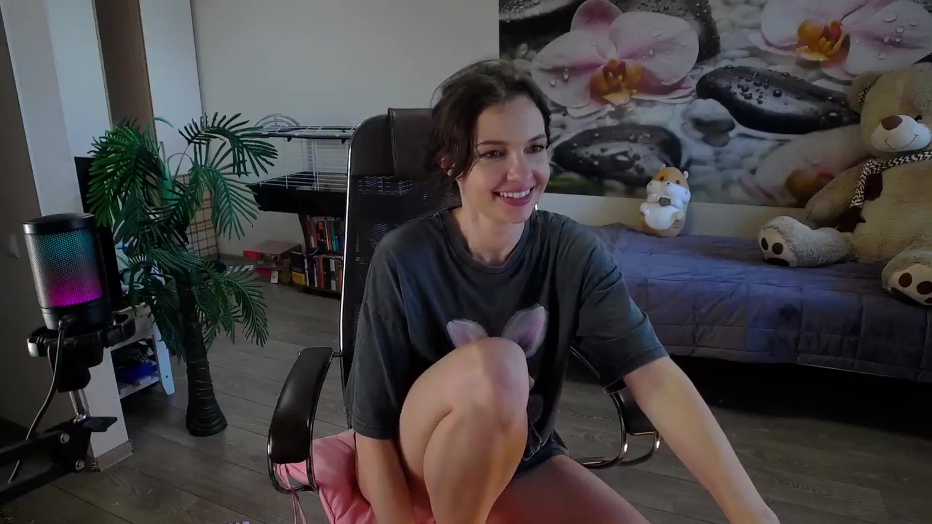 Gallery image thumbnail from HoneyIAmHome's myfreecams stream on, 07/22/2024, 07:52 image 17 of 20