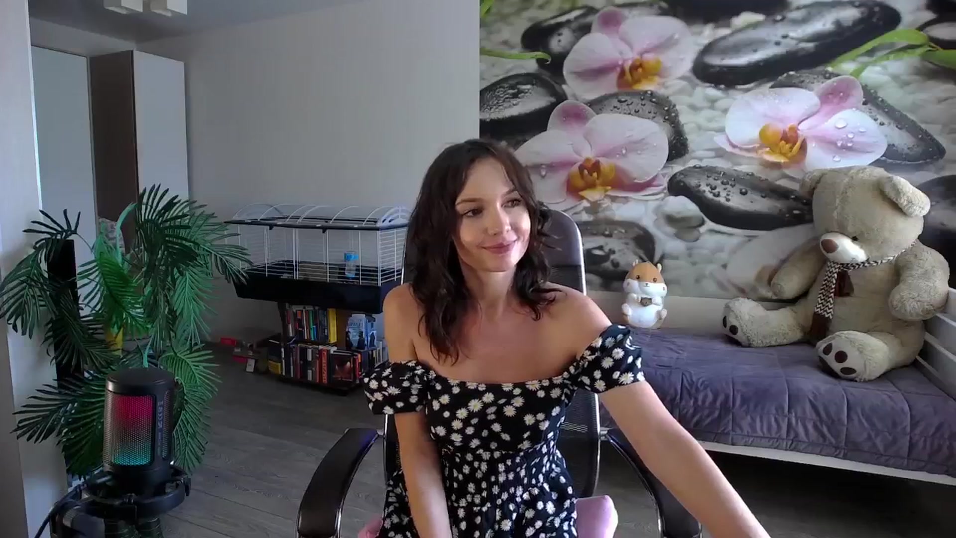 Gallery image thumbnail from HoneyIAmHome's myfreecams stream on, 07/25/2024, 09:01 image 8 of 20