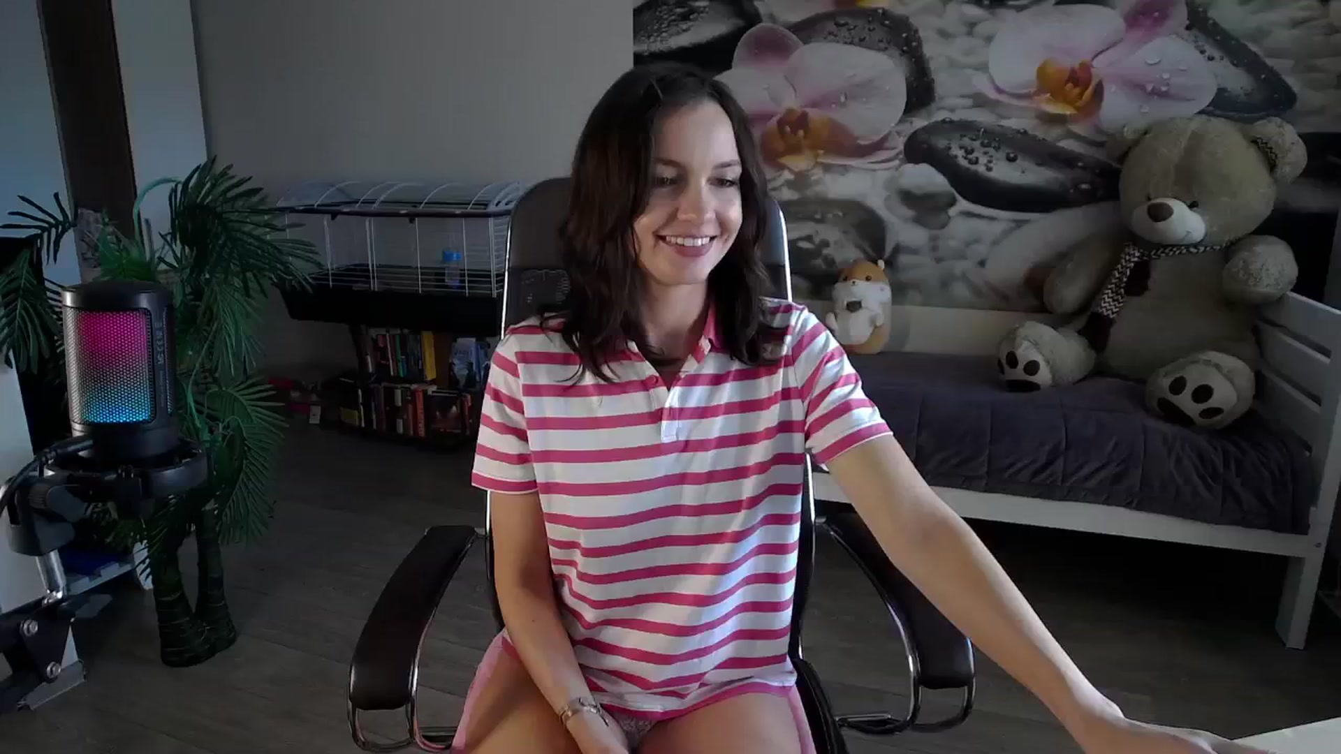 Gallery image thumbnail from HoneyIAmHome's myfreecams stream on, 07/27/2024, 06:15 image 5 of 20