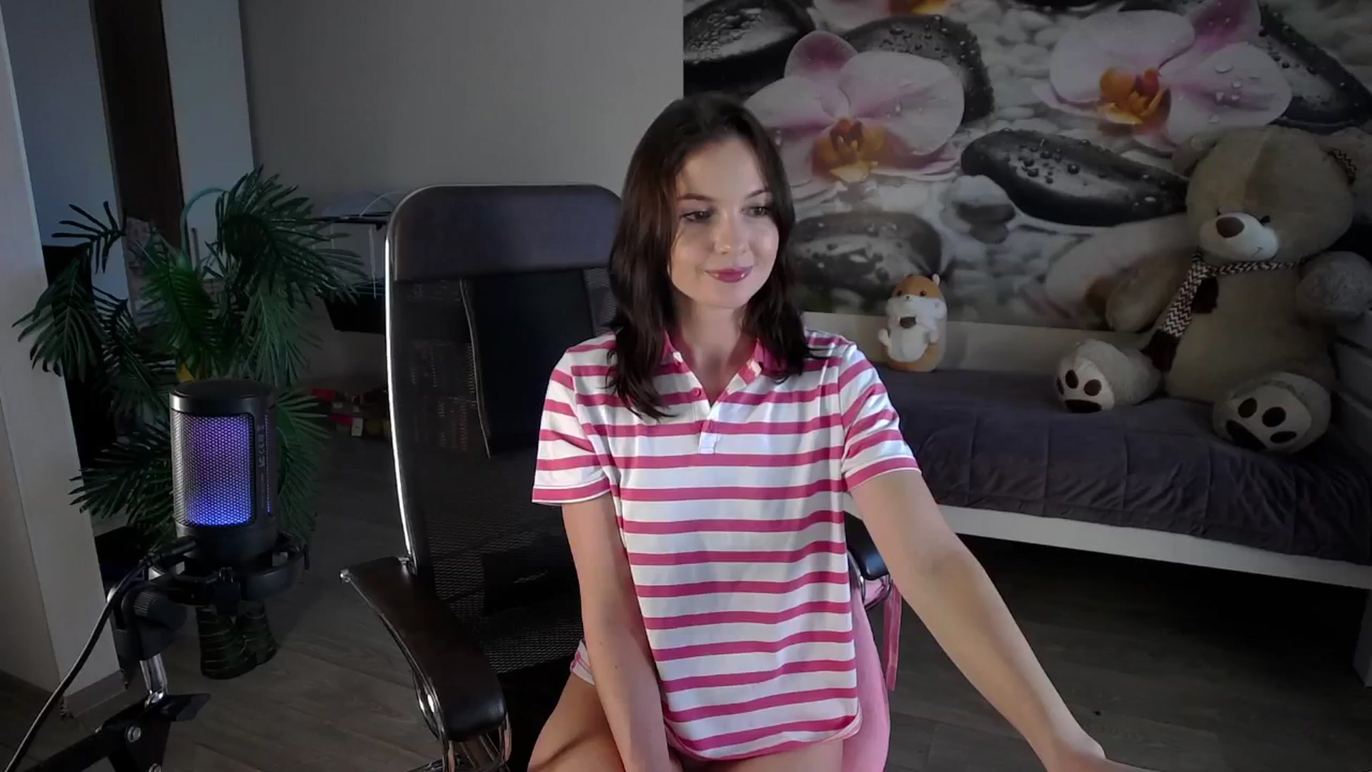 Gallery image thumbnail from HoneyIAmHome's myfreecams stream on, 07/27/2024, 10:04 image 12 of 20