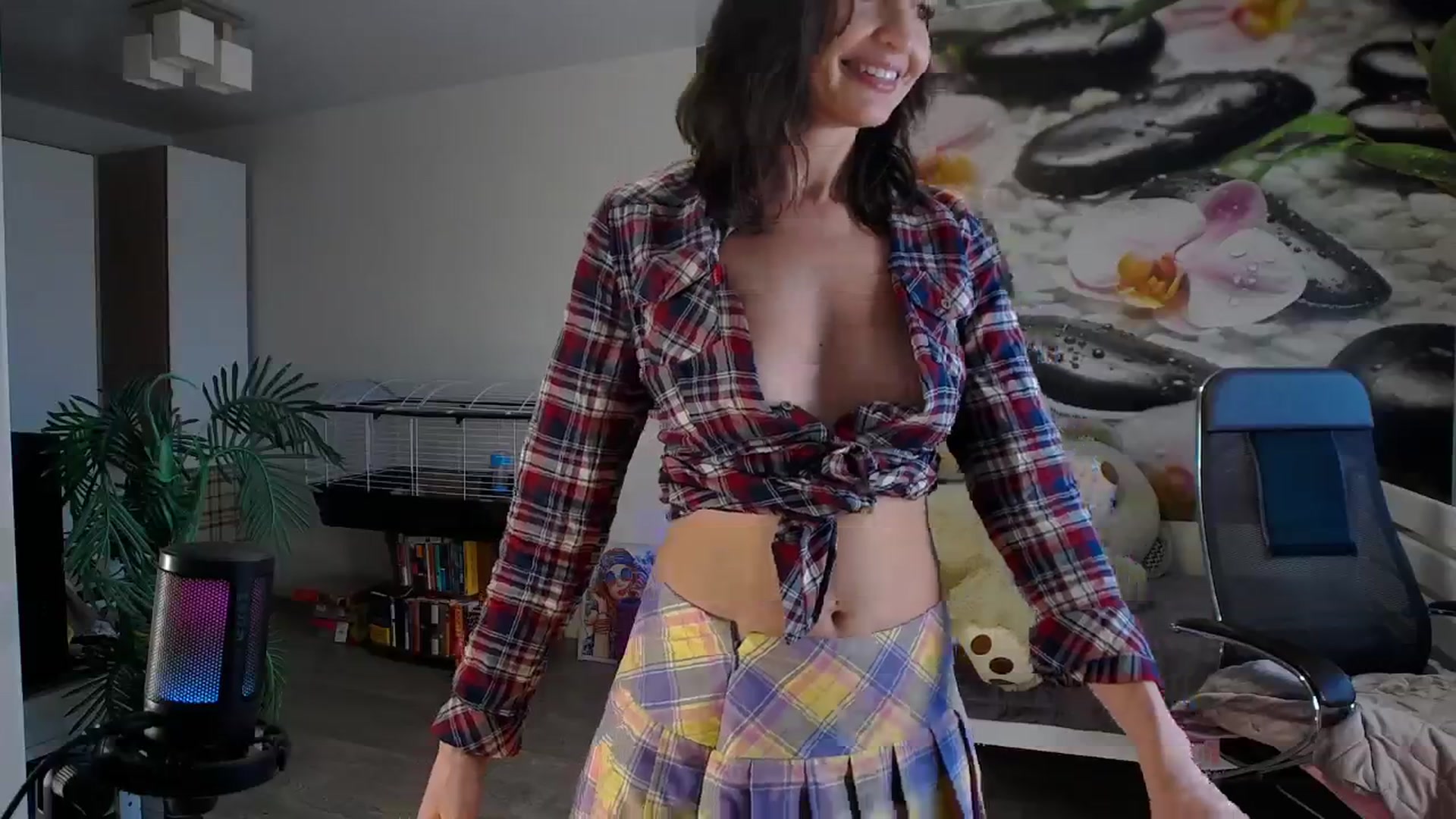 Gallery image thumbnail from HoneyIAmHome's myfreecams stream on, 07/28/2024, 10:18 image 12 of 20