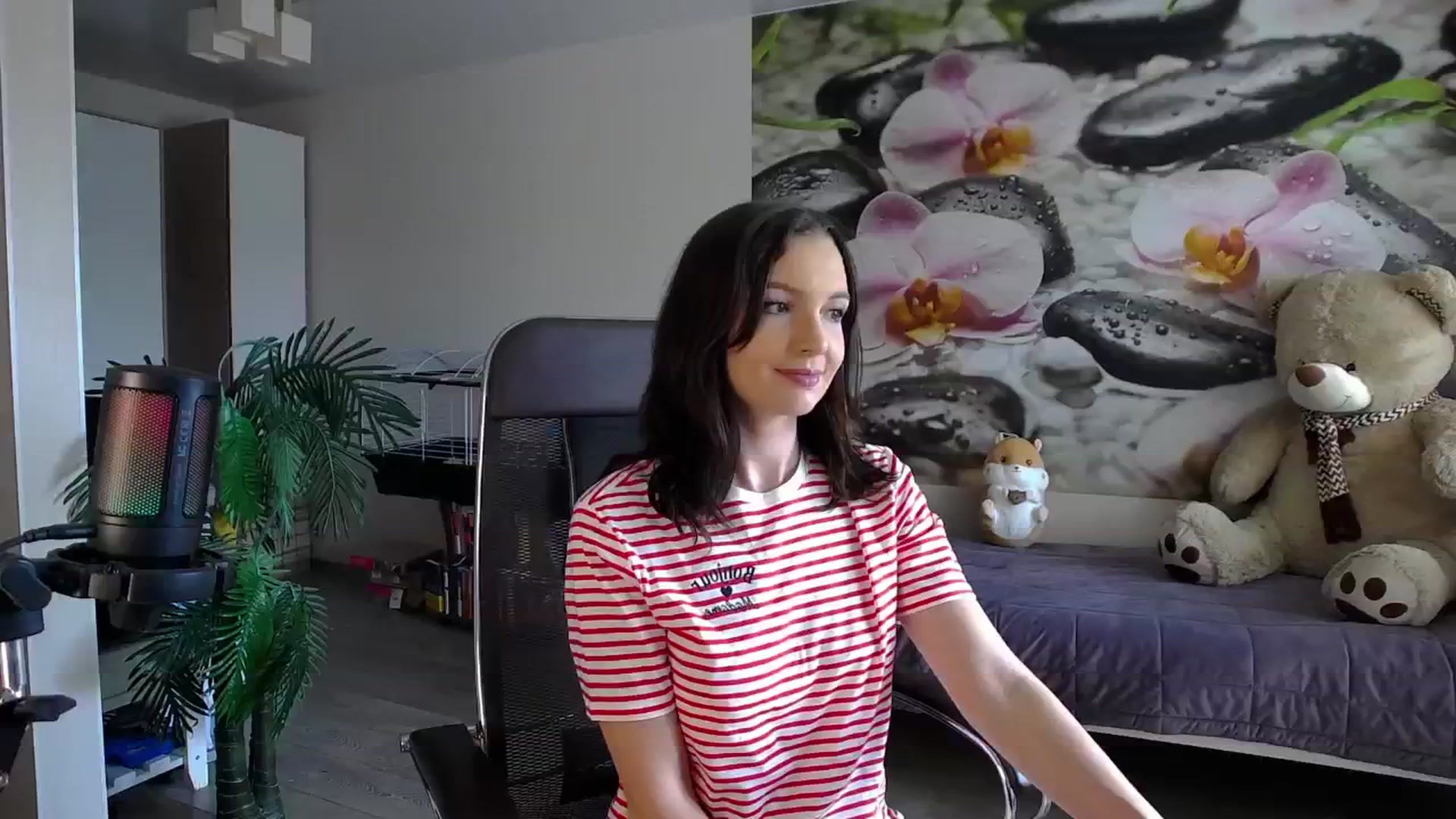 Gallery image thumbnail from HoneyIAmHome's myfreecams stream on, 07/31/2024, 08:19 image 13 of 20