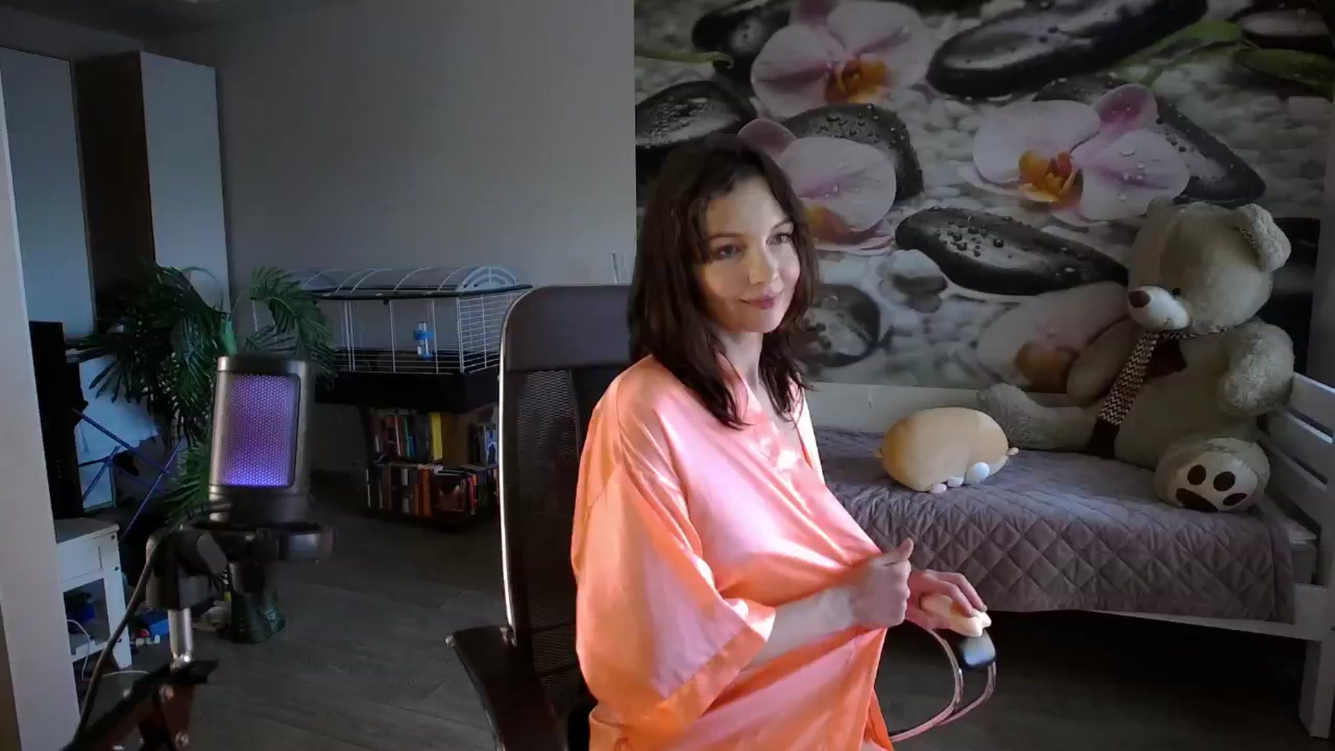 Gallery image thumbnail from HoneyIAmHome's myfreecams stream on, 08/17/2024, 09:03 image 9 of 20