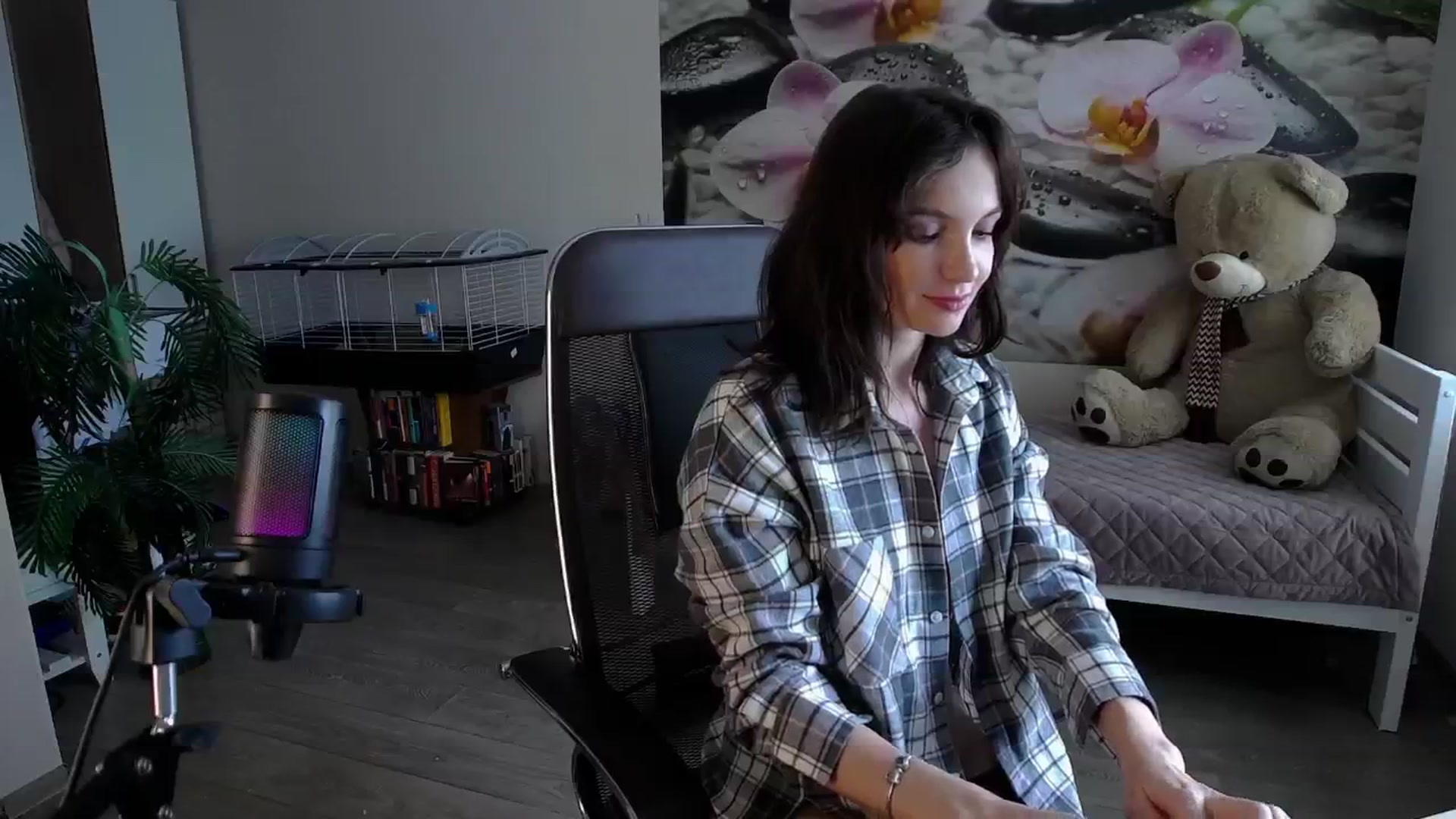 Gallery image thumbnail from HoneyIAmHome's myfreecams stream on, 08/19/2024, 05:49 image 19 of 20