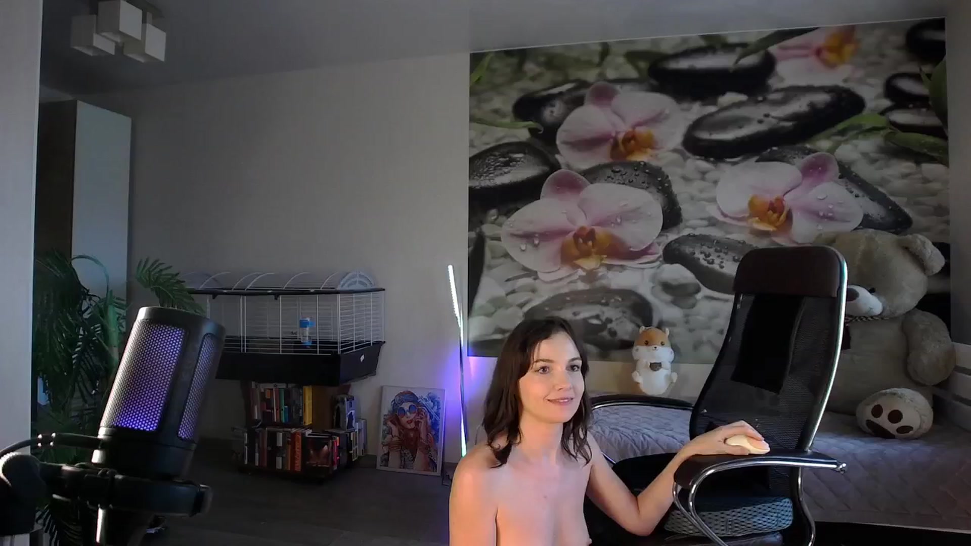 Gallery image thumbnail from HoneyIAmHome's myfreecams stream on, 08/22/2024, 07:41 image 1 of 20