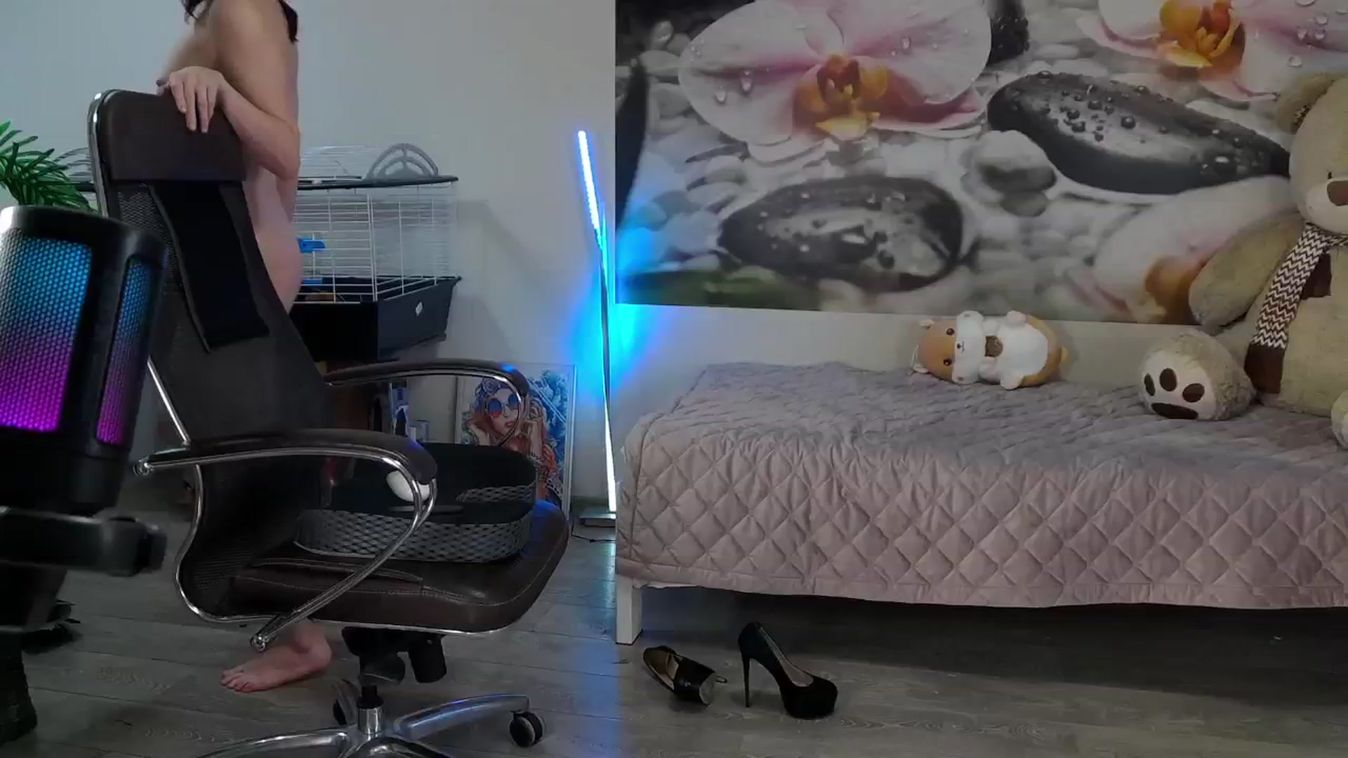 Gallery image thumbnail from HoneyIAmHome's myfreecams stream on, 08/22/2024, 09:01 image 4 of 20