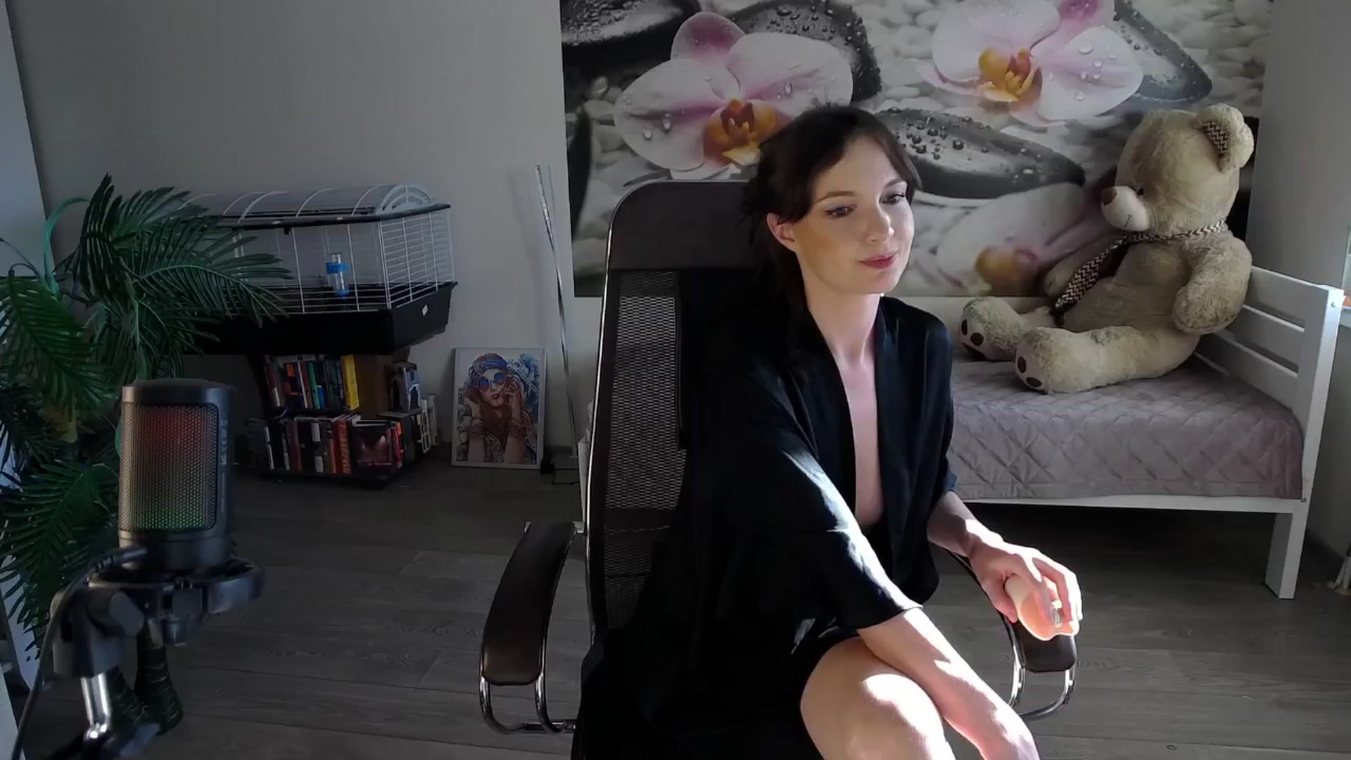 Gallery image thumbnail from HoneyIAmHome's myfreecams stream on, 08/31/2024, 08:51 image 14 of 20