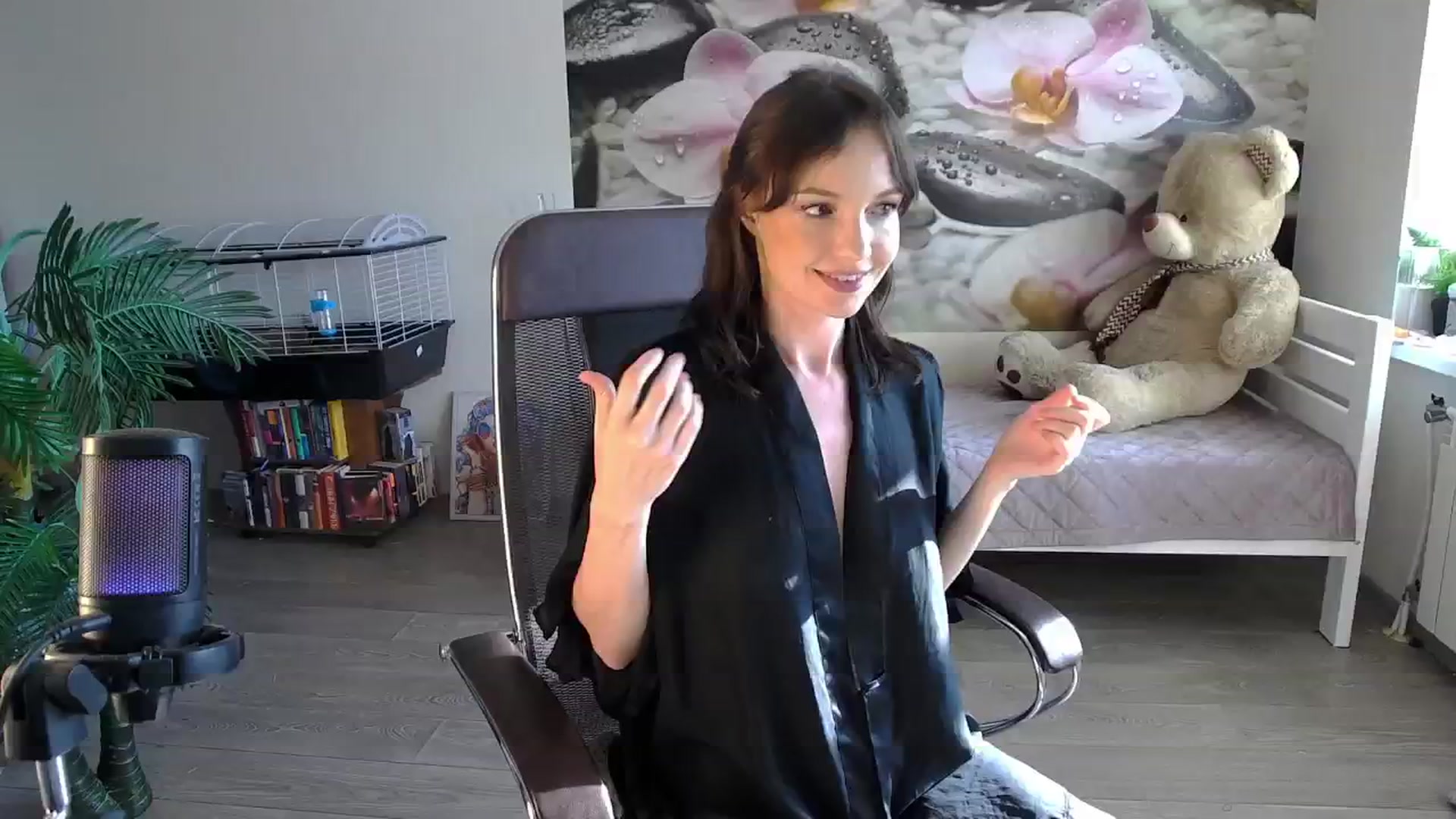 Gallery image thumbnail from HoneyIAmHome's myfreecams stream on, 08/31/2024, 08:51 image 9 of 20