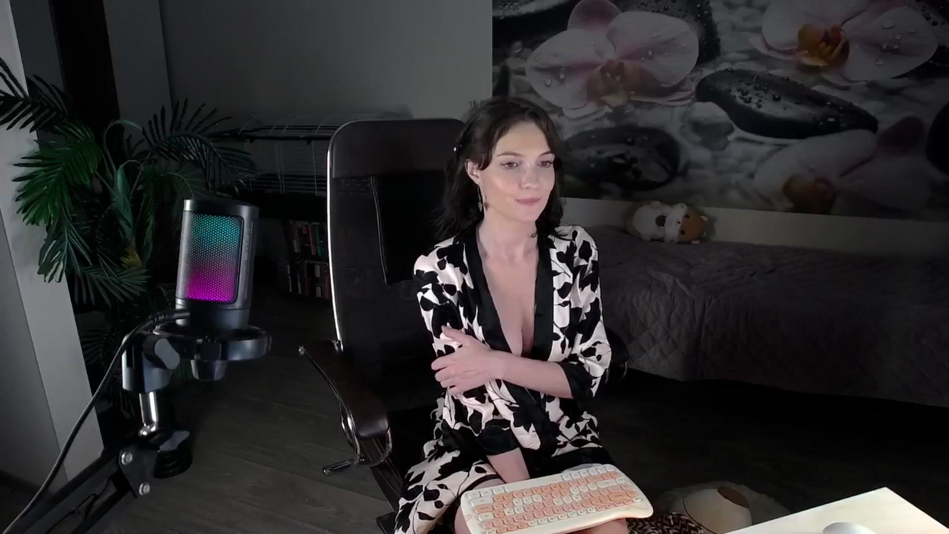 Gallery image thumbnail from HoneyIAmHome's myfreecams stream on, 09/07/2024, 10:12 image 17 of 20