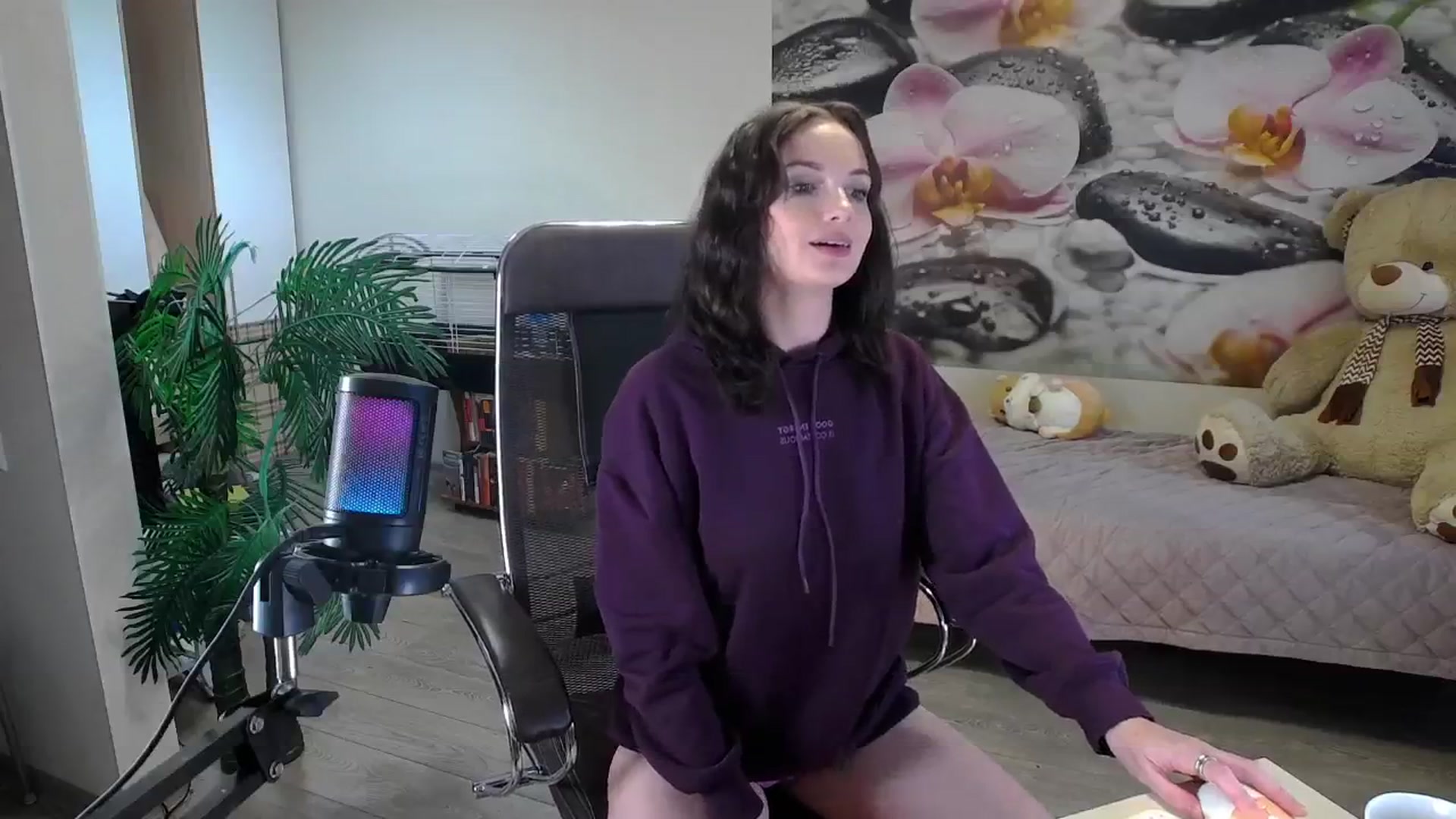 Gallery image thumbnail from HoneyIAmHome's myfreecams stream on, 09/19/2024, 06:44 image 19 of 20