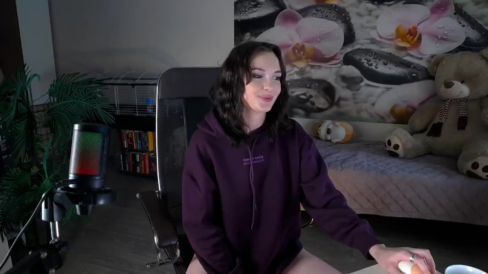 Gallery image thumbnail from HoneyIAmHome's myfreecams stream on, 09/19/2024, 07:27 image 7 of 20