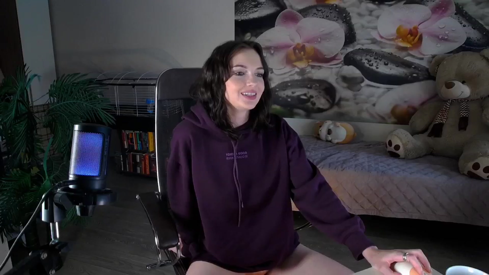 Gallery image thumbnail from HoneyIAmHome's myfreecams stream on, 09/19/2024, 07:27 image 6 of 20