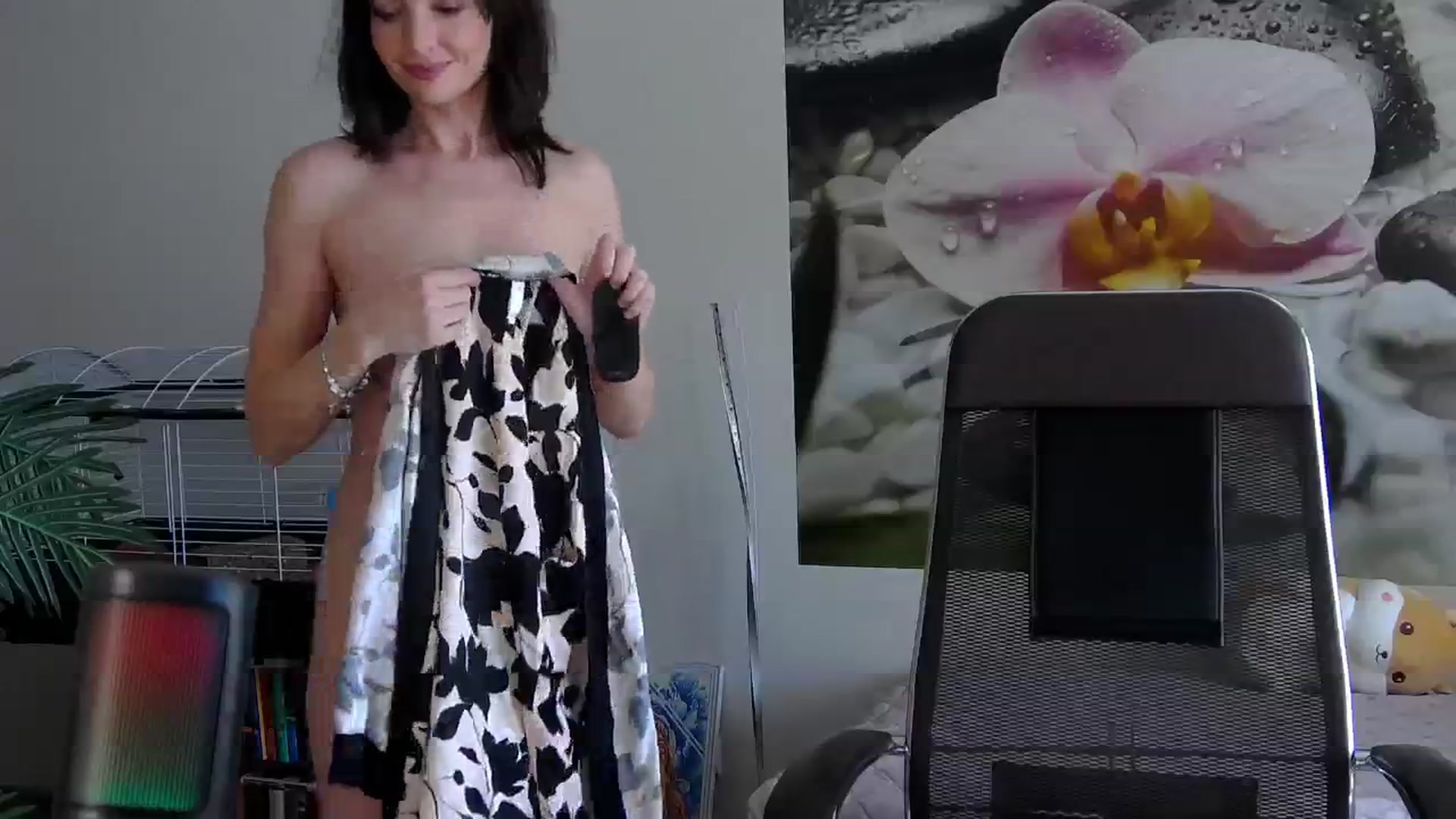 Gallery image thumbnail from HoneyIAmHome's myfreecams stream on, 09/21/2024, 07:38 image 4 of 20