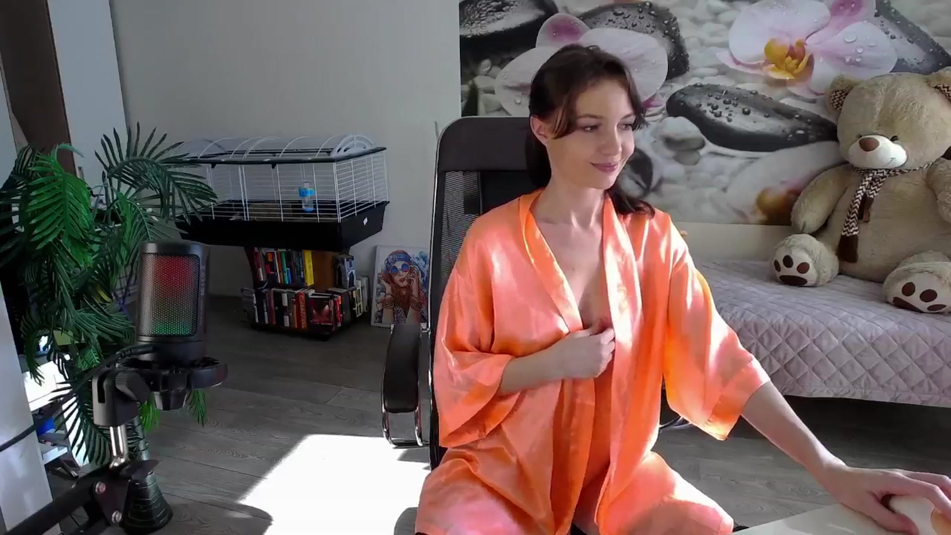 Gallery image thumbnail from HoneyIAmHome's myfreecams stream on, 09/28/2024, 06:27 image 19 of 20