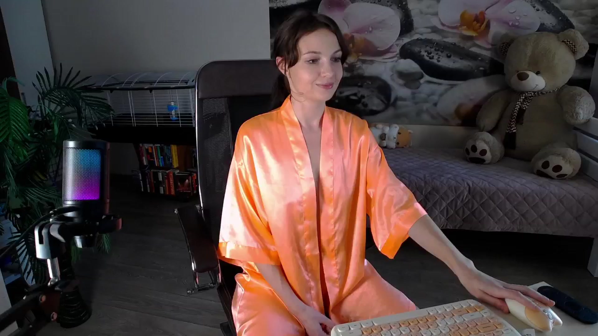 Gallery image thumbnail from HoneyIAmHome's myfreecams stream on, 09/28/2024, 10:16 image 10 of 20